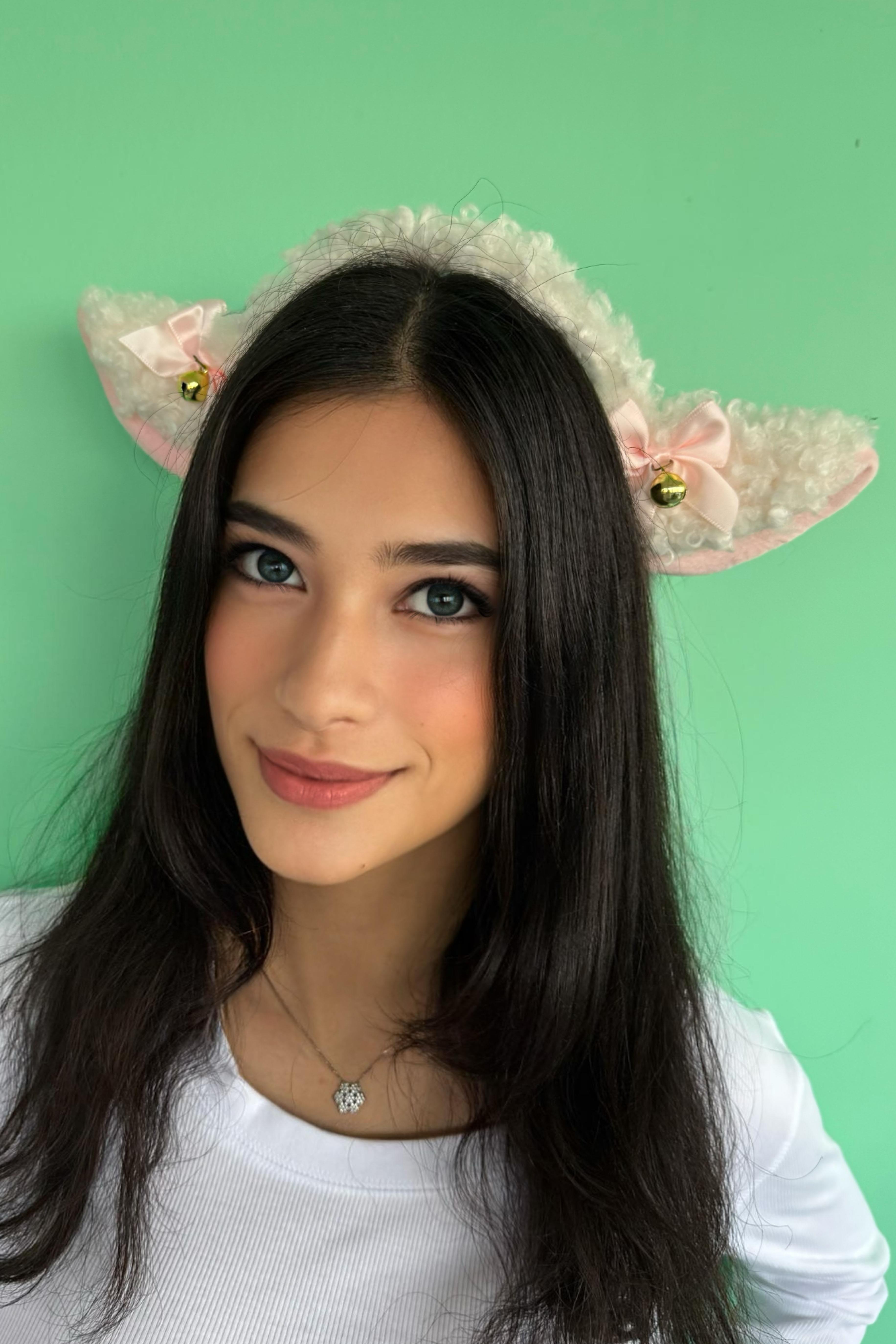 Beyaz Renk Peluş Zil Detaylı Kuzu Kulağı Taç 