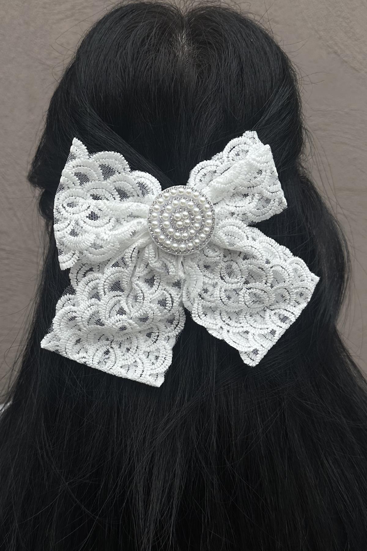 Beyaz Renk Taş Ve İnci Detaylı Dantel Kurdele Pens Toka