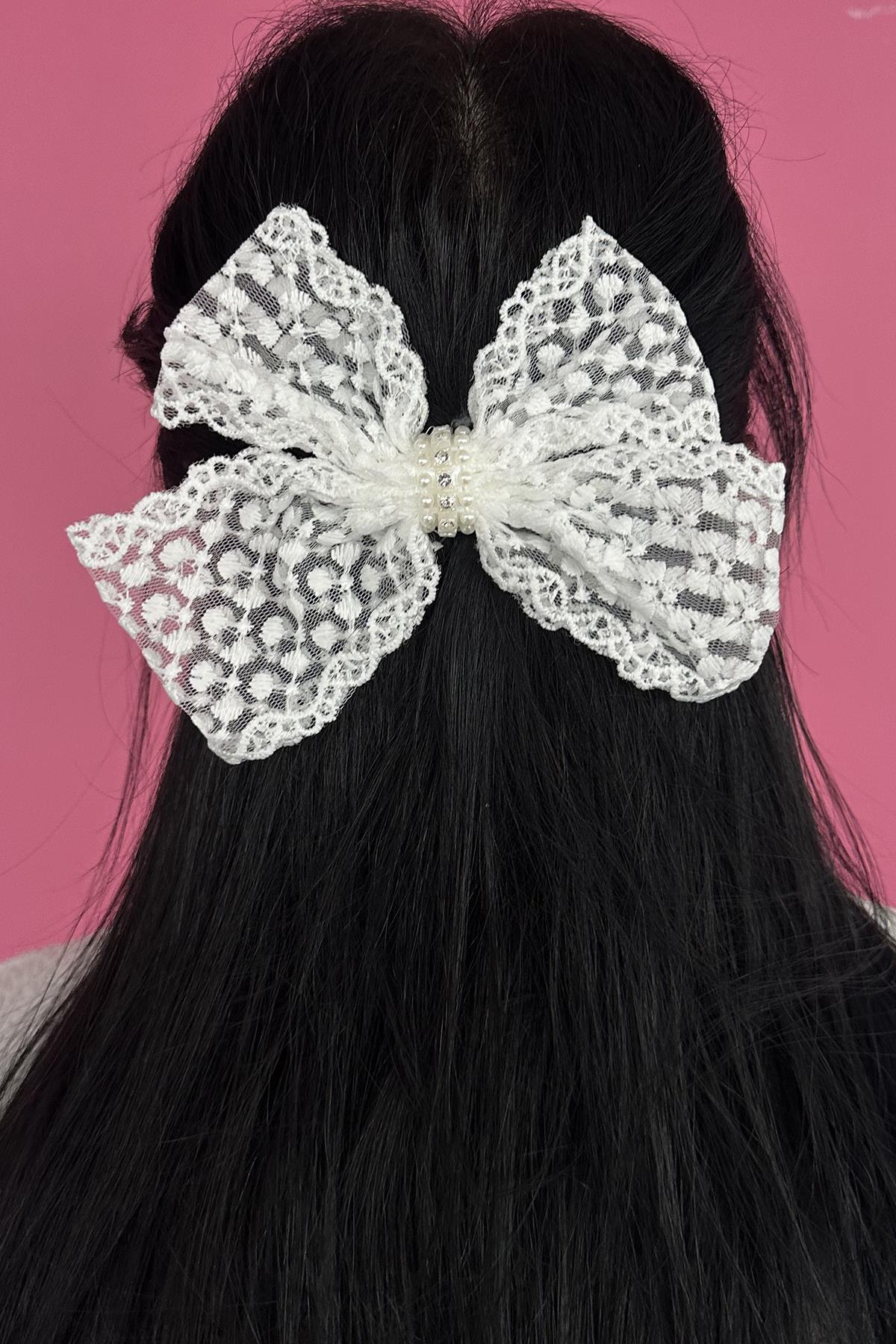 Beyaz Renk Taş Ve İnci Detaylı Dantel Kurdele Pens Toka