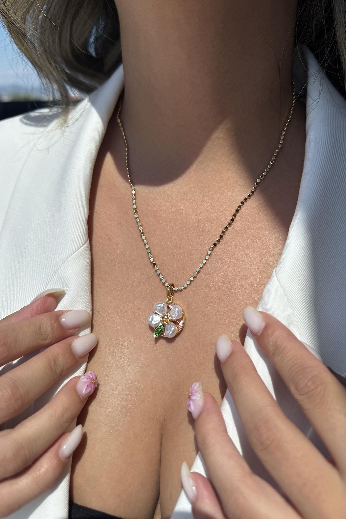 Altın Renk Çiçek Figürlü Taş Detaylı Ezme Pul Çelik Kolye