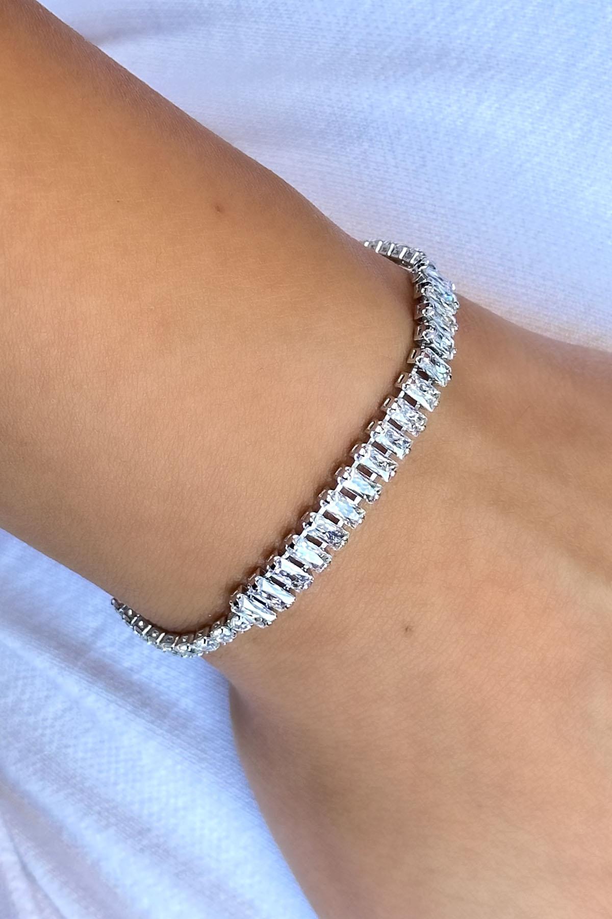 Gümüş Renk Taş Detaylı Bileklik