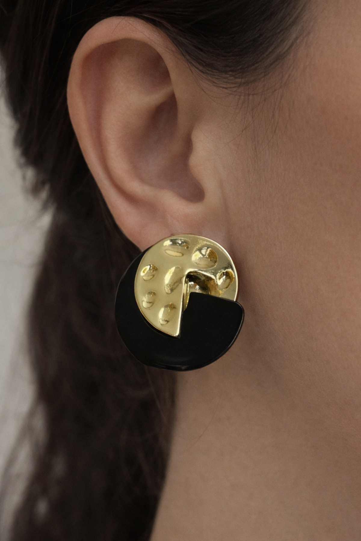 Altın Renk Siyah Detaylı Yuvarlak Küpe (Çift)