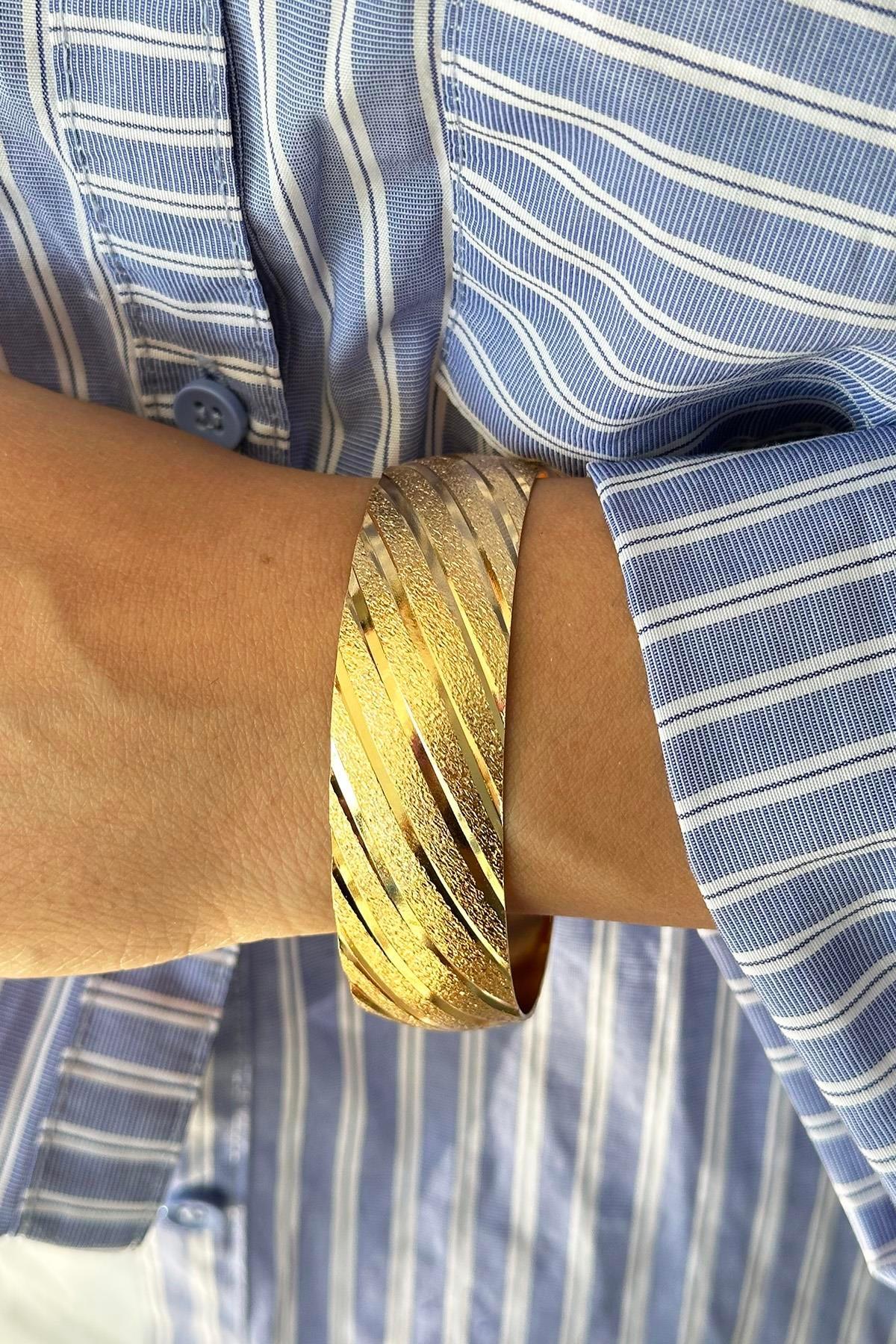 Altın Renk Kumlu Model Bilezik