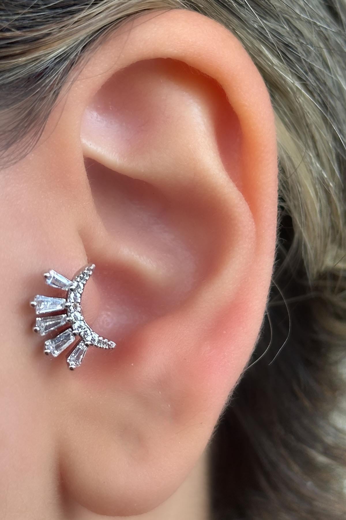 Gümüş Renk Taş Detaylı Çelik Tragus/Kıkırdak Küpe/Piercing (Tek)