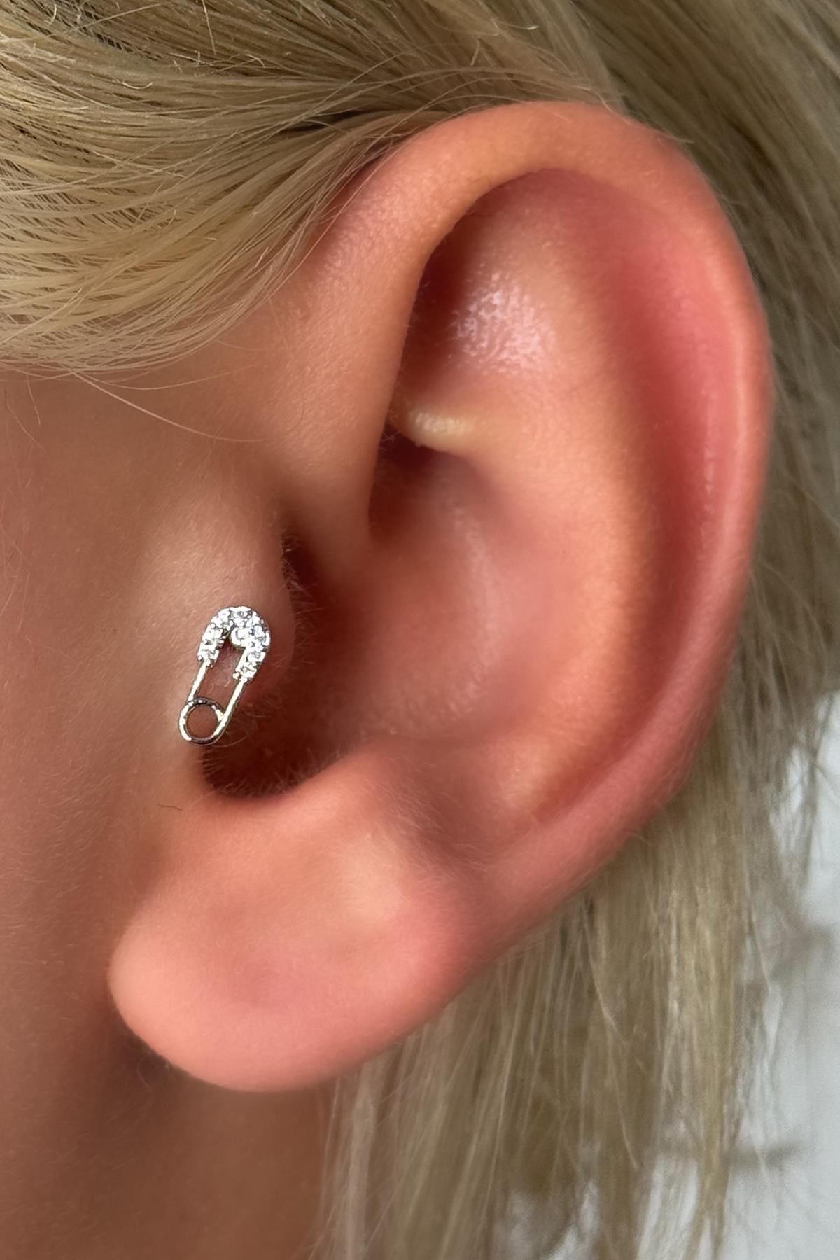 Gümüş Renk İğne Figürlü Taş Detaylı Çelik Tragus/Kıkırdak Küpe/Piercing (Tek)