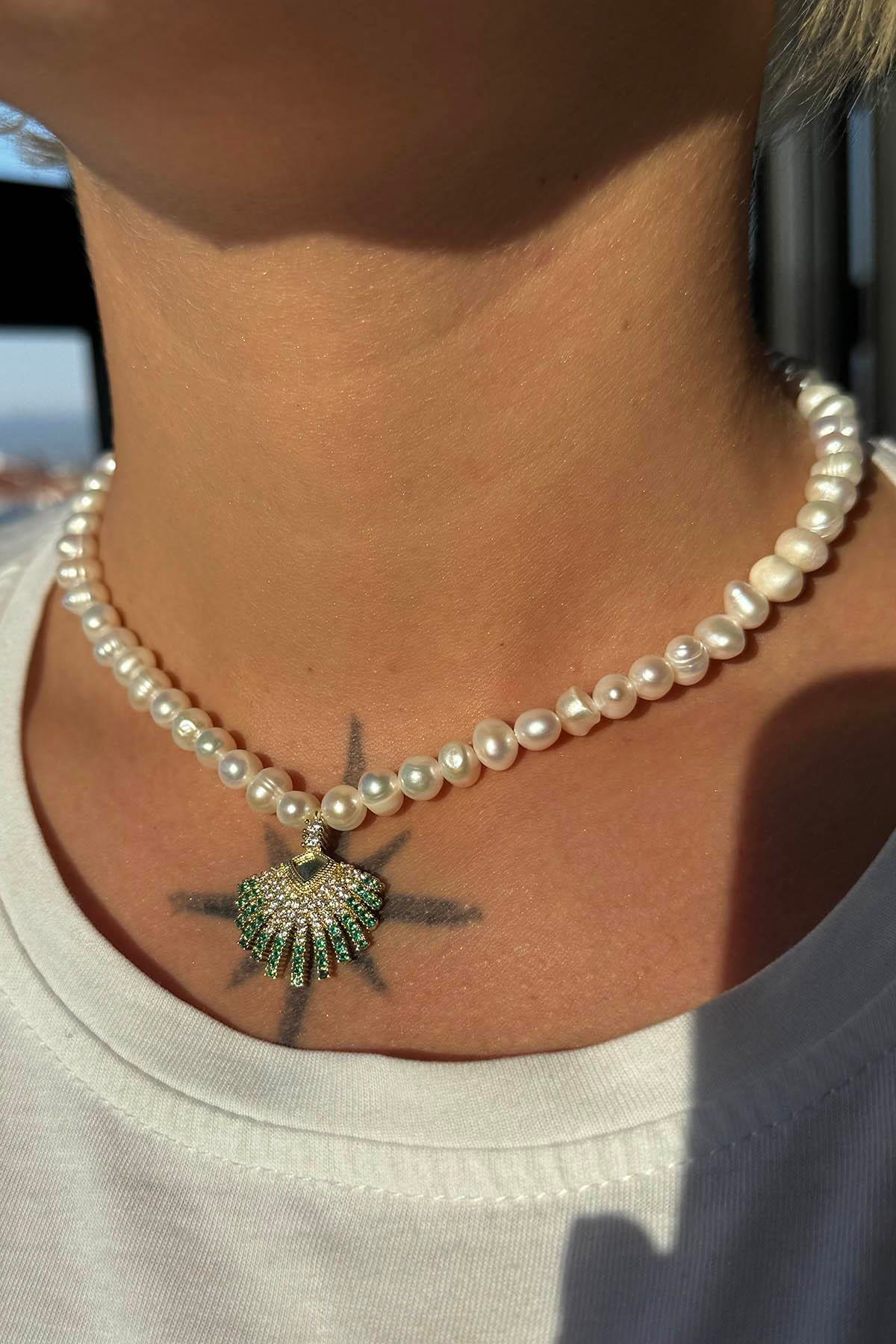 Beyaz Renk Deniz Kabuğu Figürlü VİP İnci Kolye