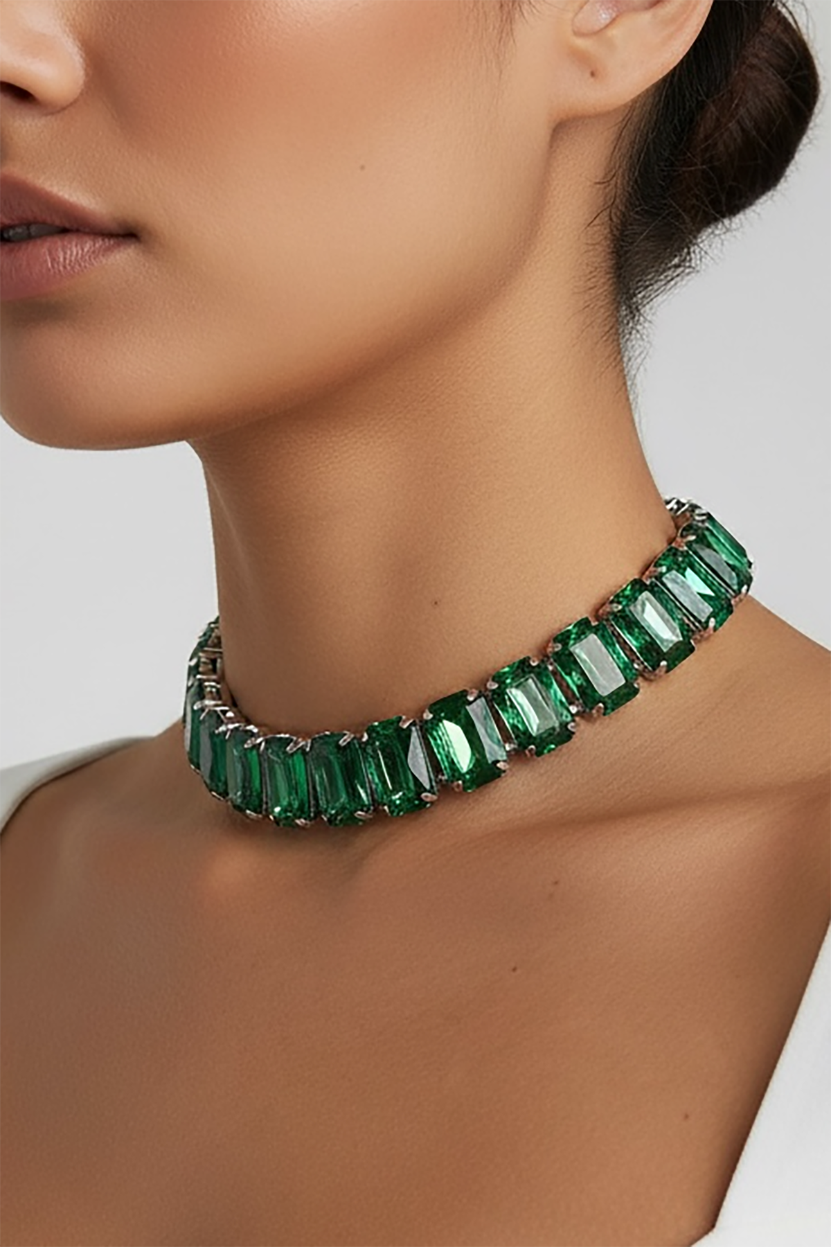 Gümüş Renk Yeşil Taş Detaylı Tasarım Abiye Kolye