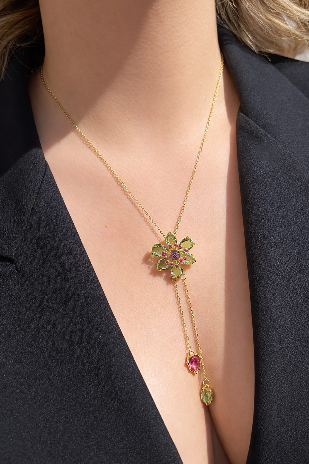 Altın Renk Çiçek Figürlü Taş Detaylı Çelik Kolye