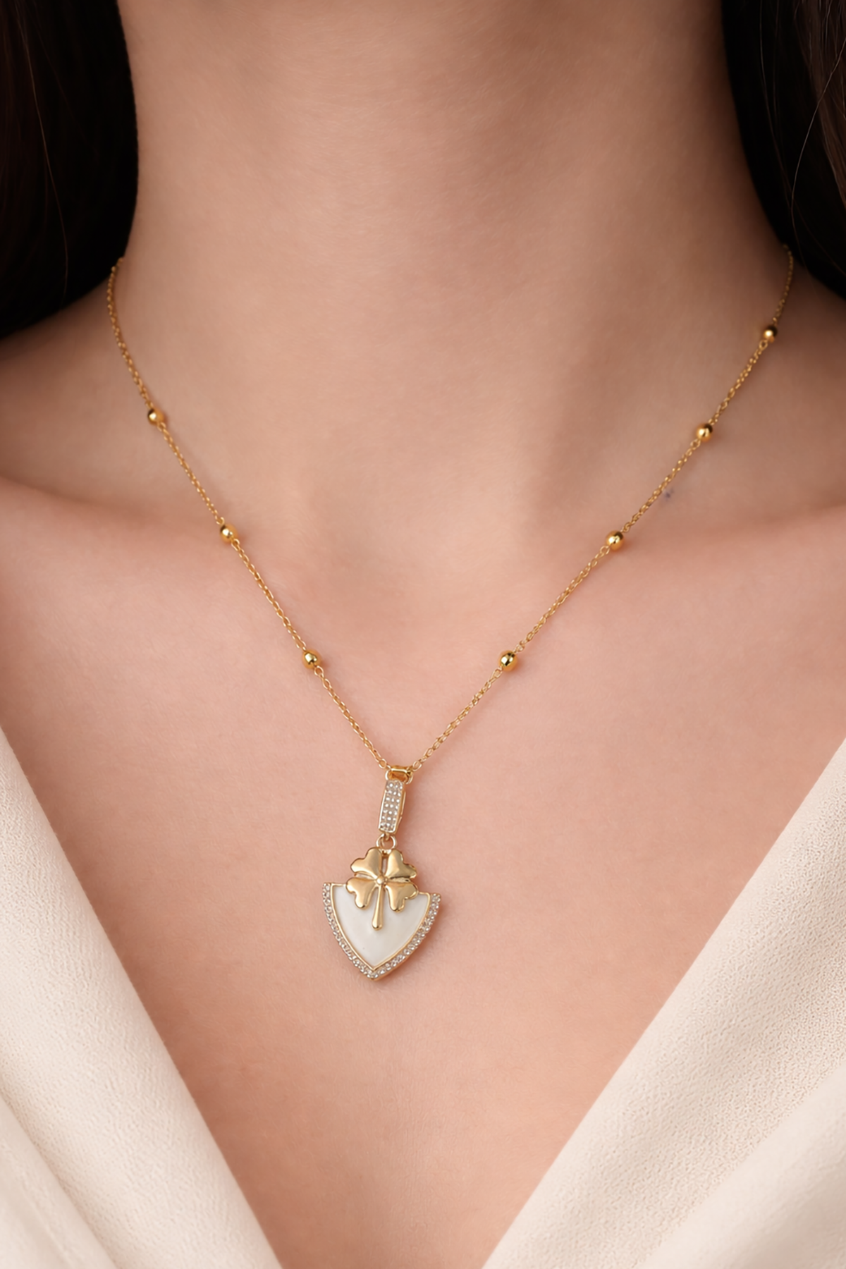 Altın Renk Yonca Figürlü Çelik Y Kolye