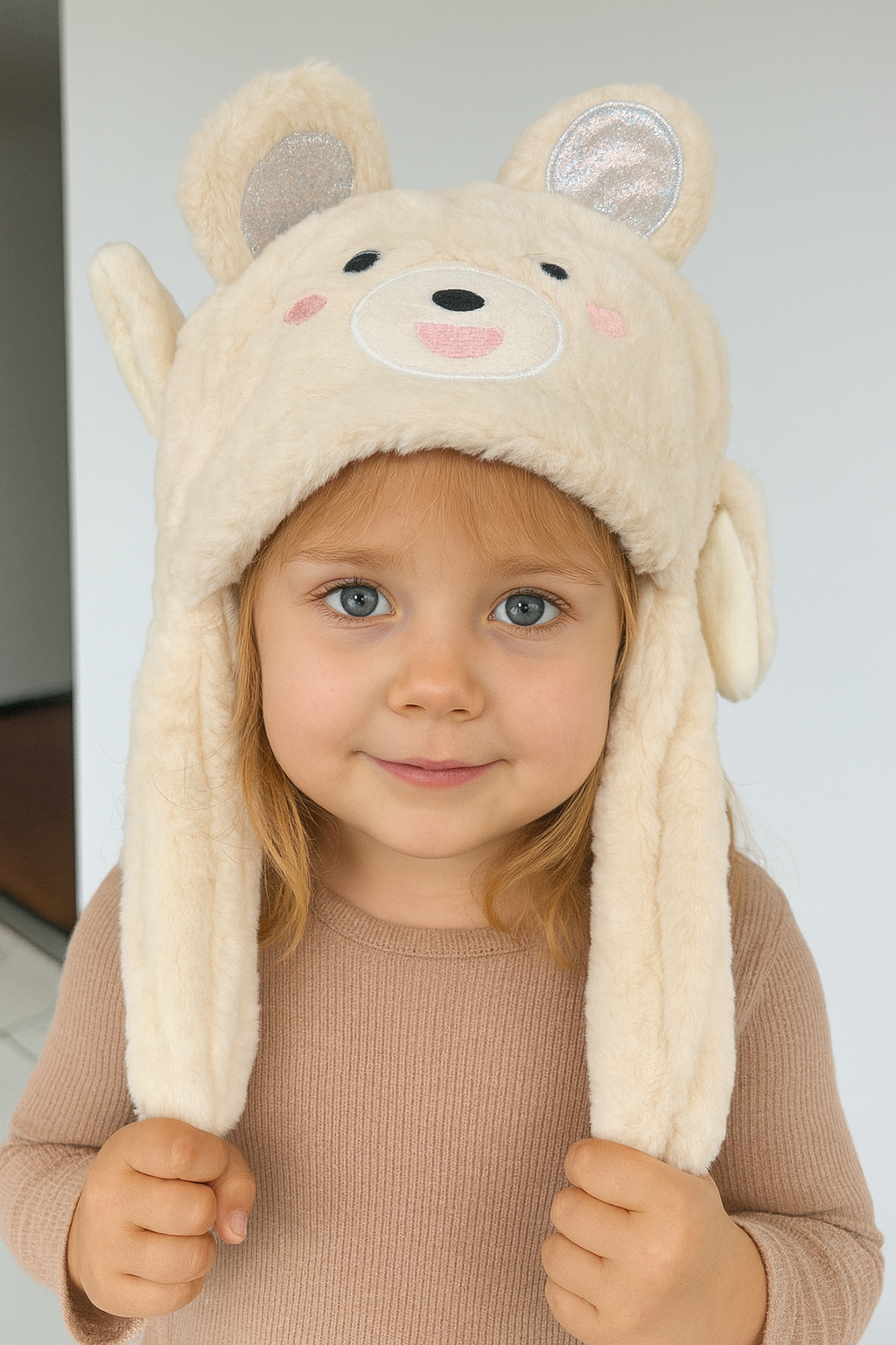 Krem Renk Ayıcık Figürlü Kulakları Oynayan Peluş Şapka