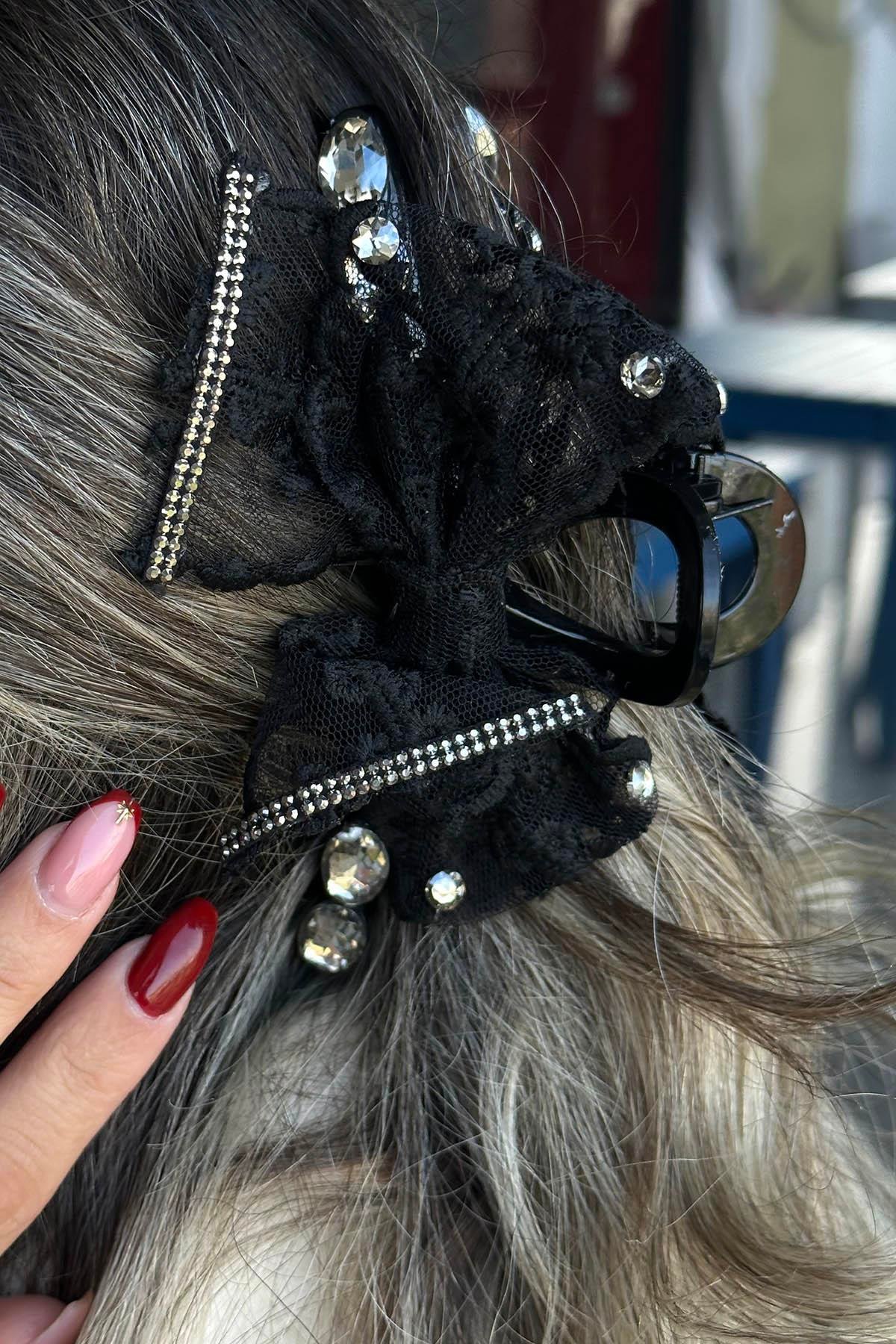 Siyah Renk Kurdele Figürlü Taş Detaylı Mandal  Toka