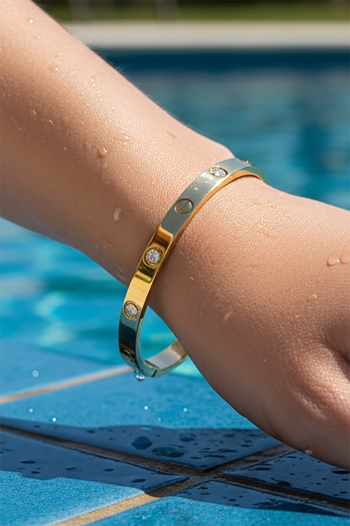 Altın Renk Taş Detaylı Çelik Kelepçe Bileklik