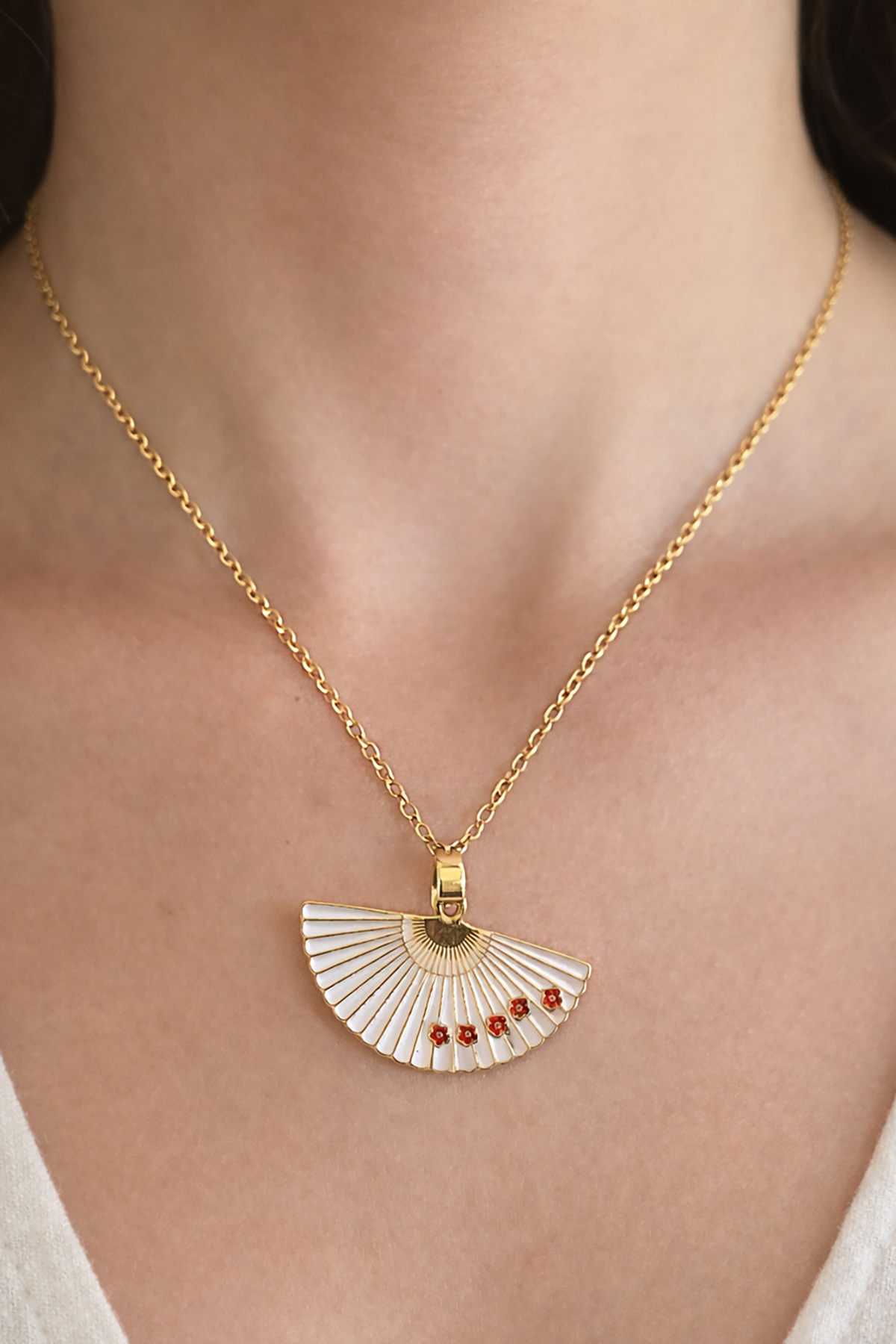 Altın Renk Beyaz Yelpaze Figürlü Çelik Kolye