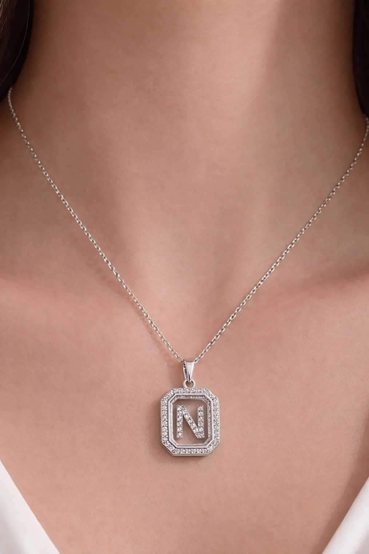 Gümüş Renk N Harf Taş Detaylı Çelik Kolye