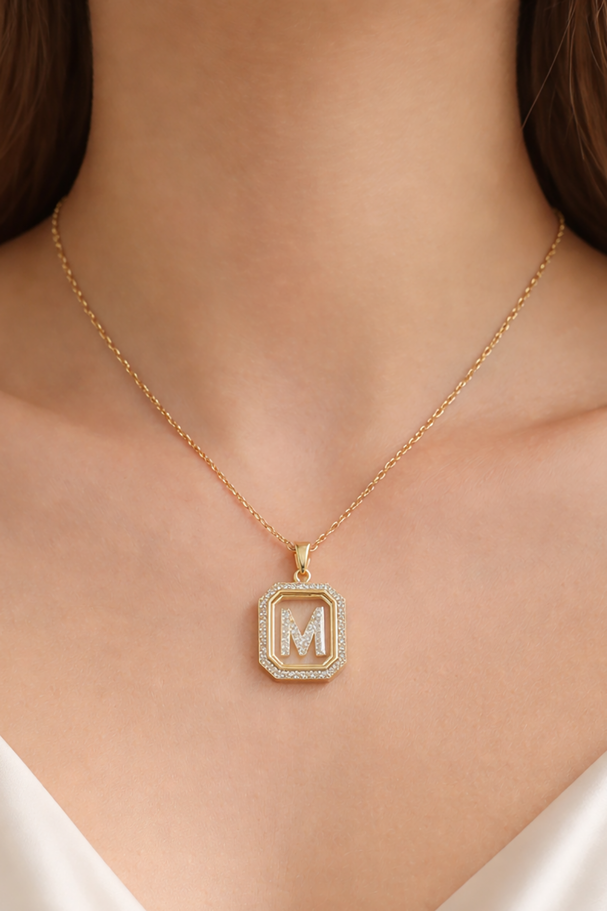 Altın Renk M Harf Taş Detaylı Çelik Kolye