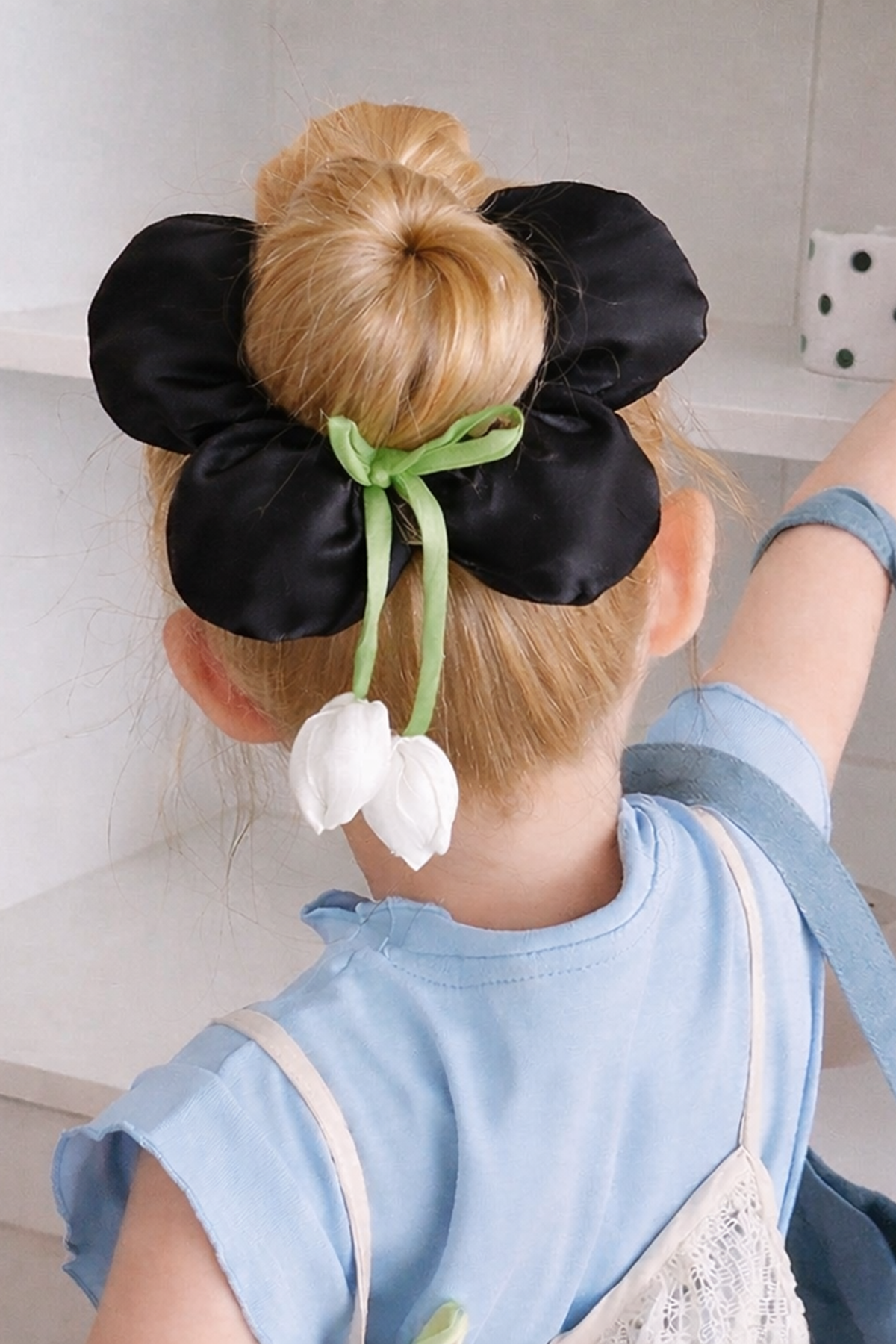 Siyah Renk Çiçek Figürlü Sallantılı Simit Toka