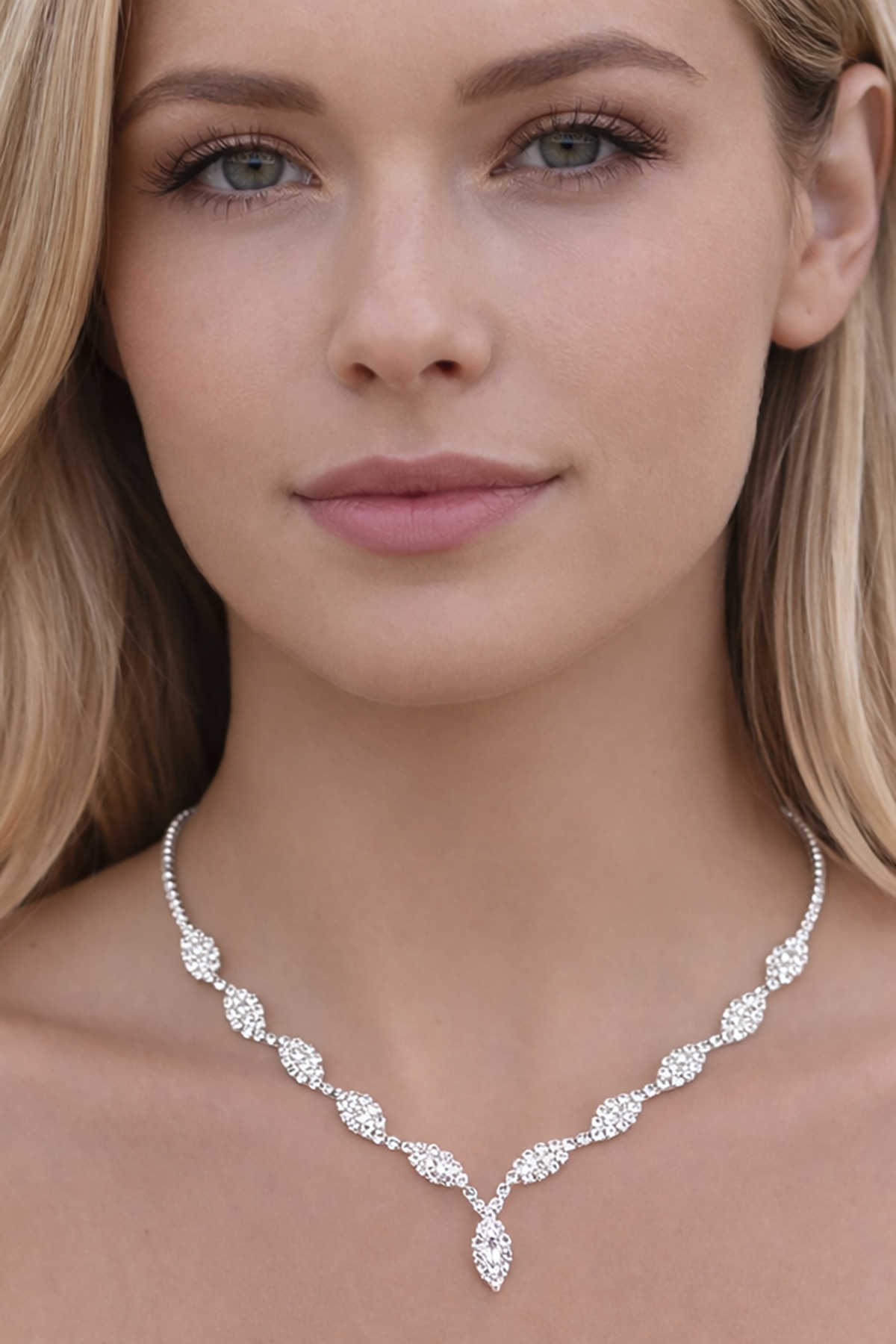 Gümüş Renk Taş Detaylı Tasarım Abiye Kolye