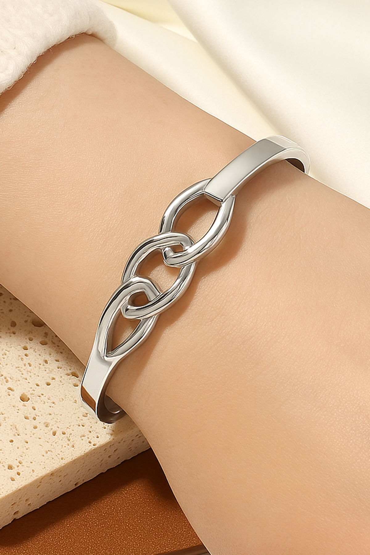 Gümüş Renk Düğüm Figürlü Çelik Kelepçe Bileklik