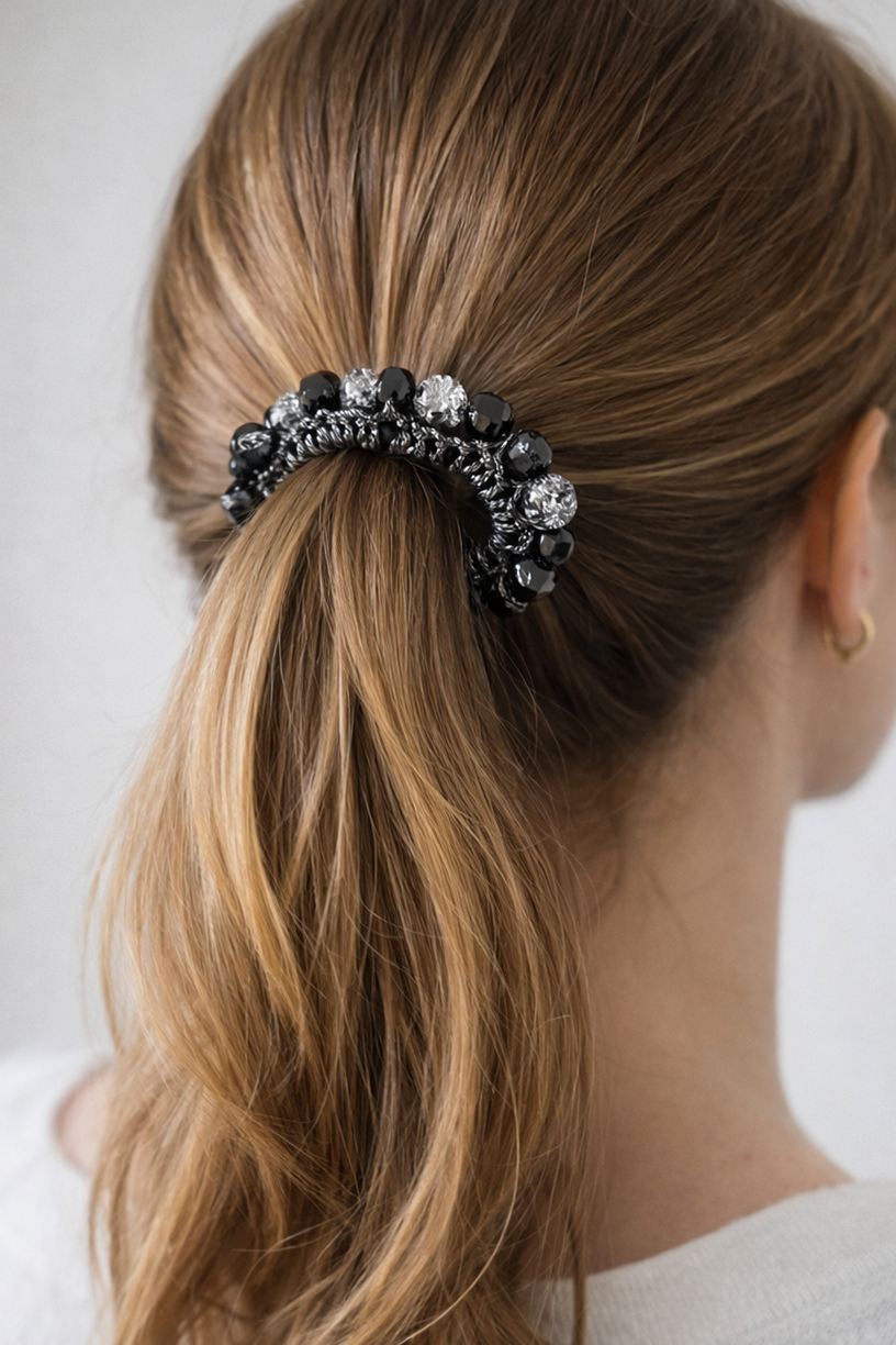 Siyah Renk Boncuk Detaylı Lastik Toka