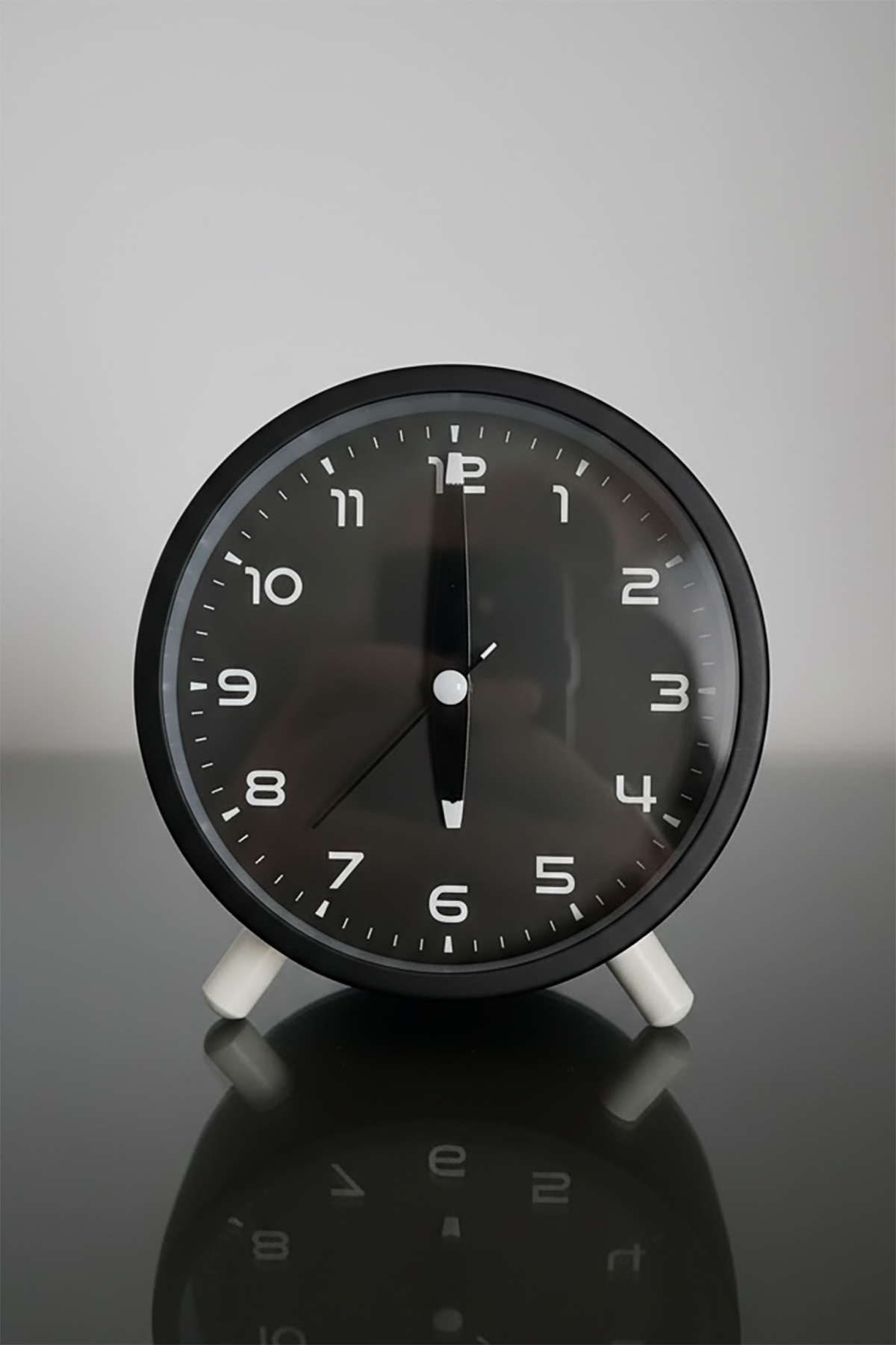 Siyah Renk Dekoratif Işıklı Alarmlı Masa Saati