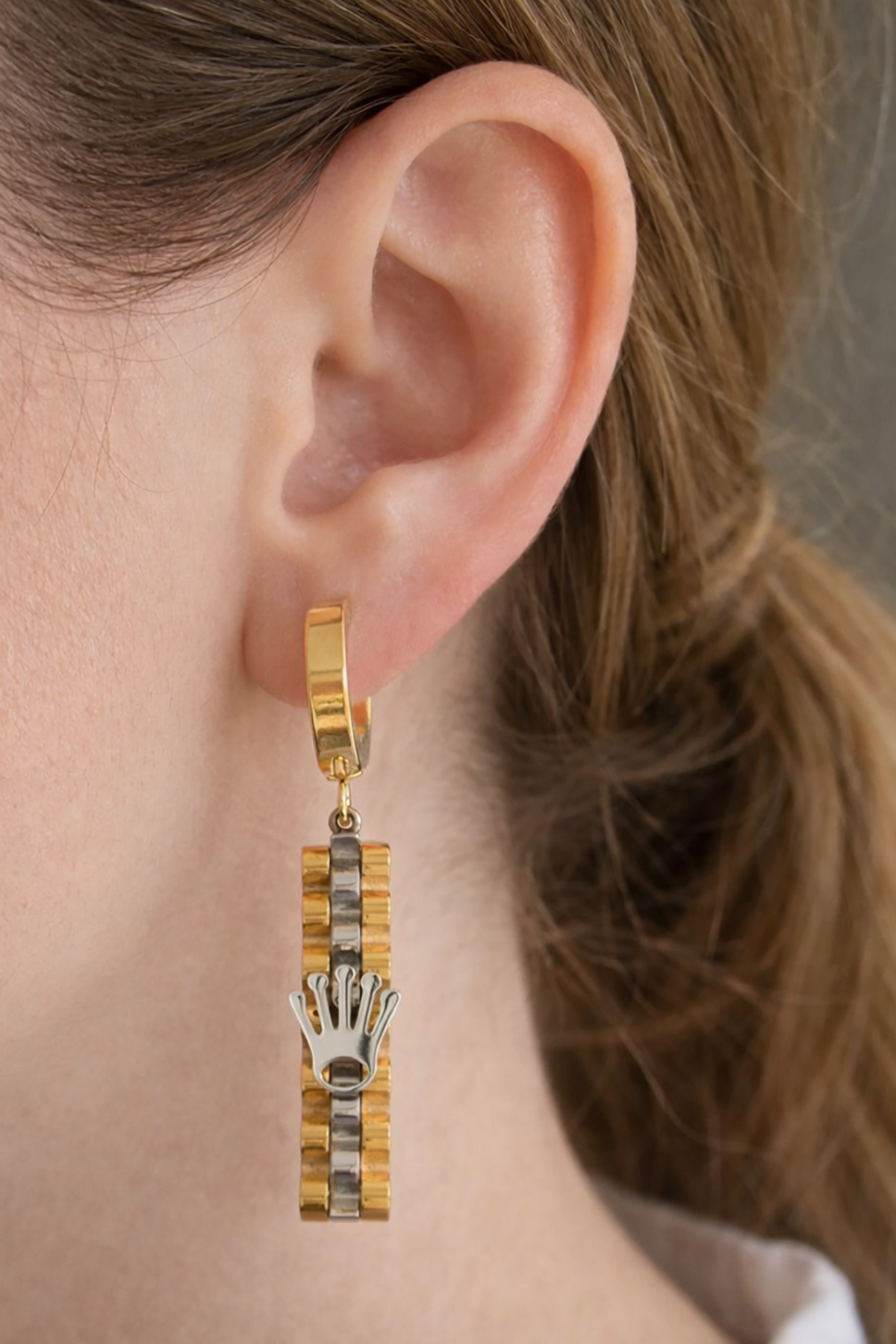 Altın Renk El Figürlü Çelik Küpe (Çift)