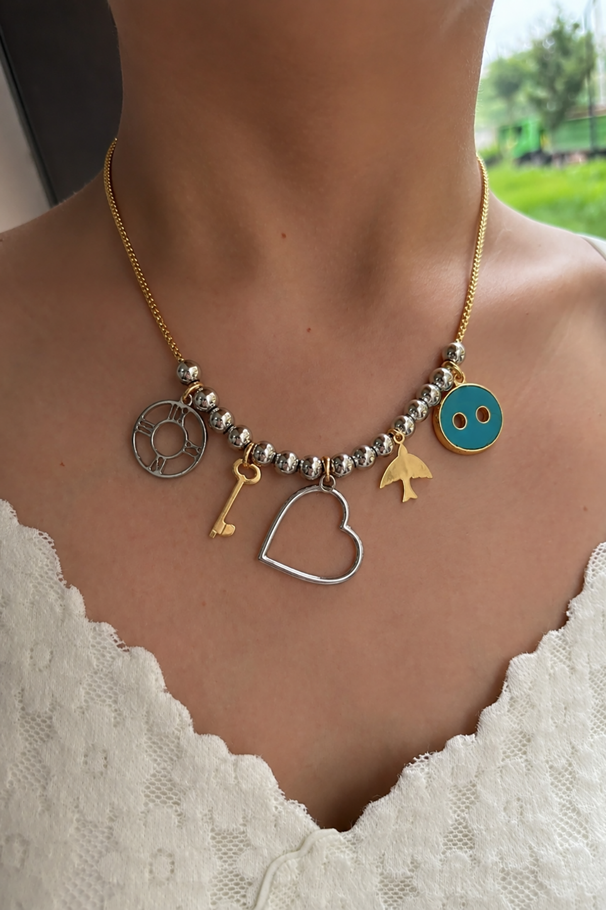 Altın Renk Karışık Charmlı Kolye