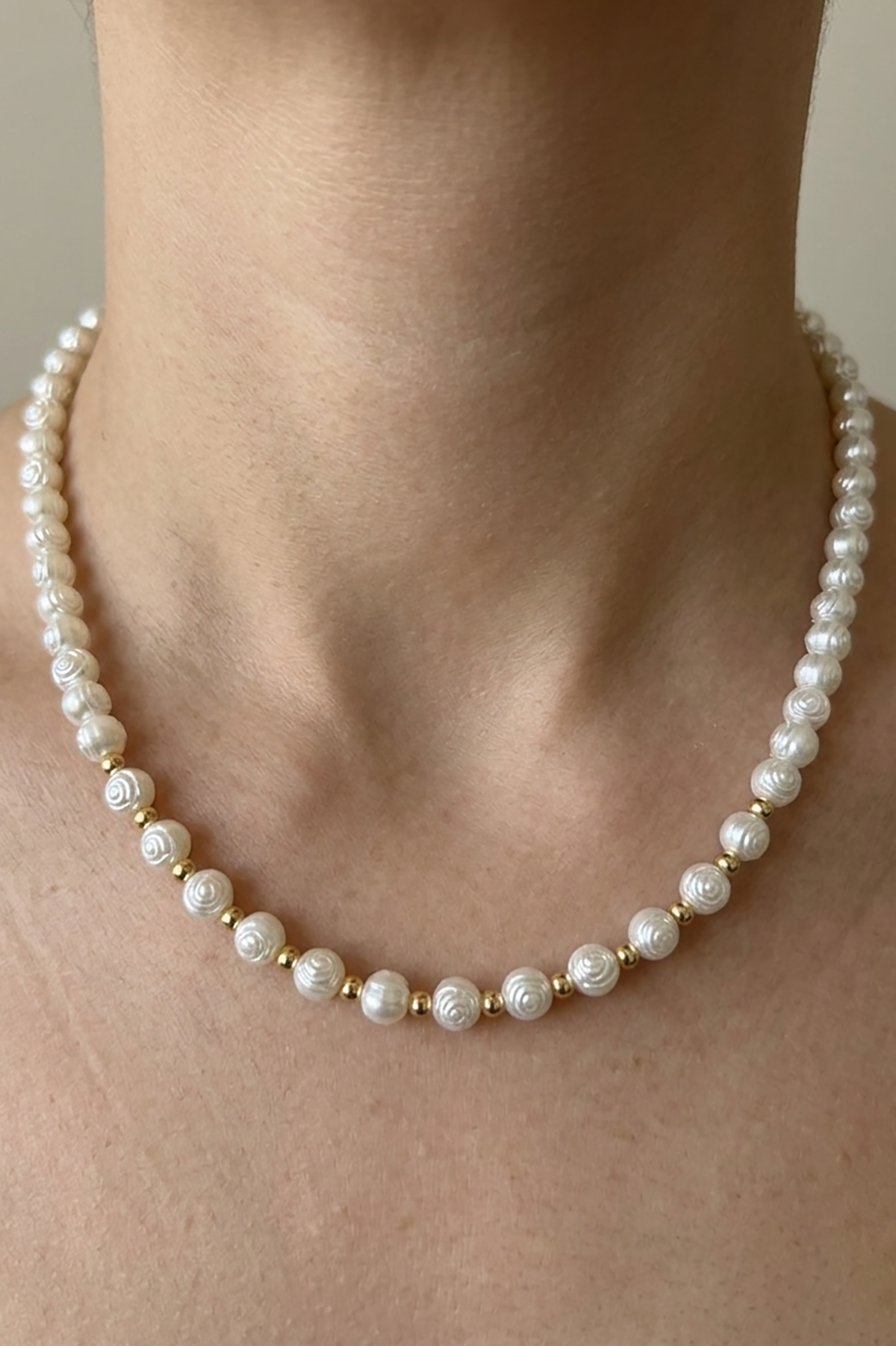 Altın Renk Gül Figürlü İnci Kolye