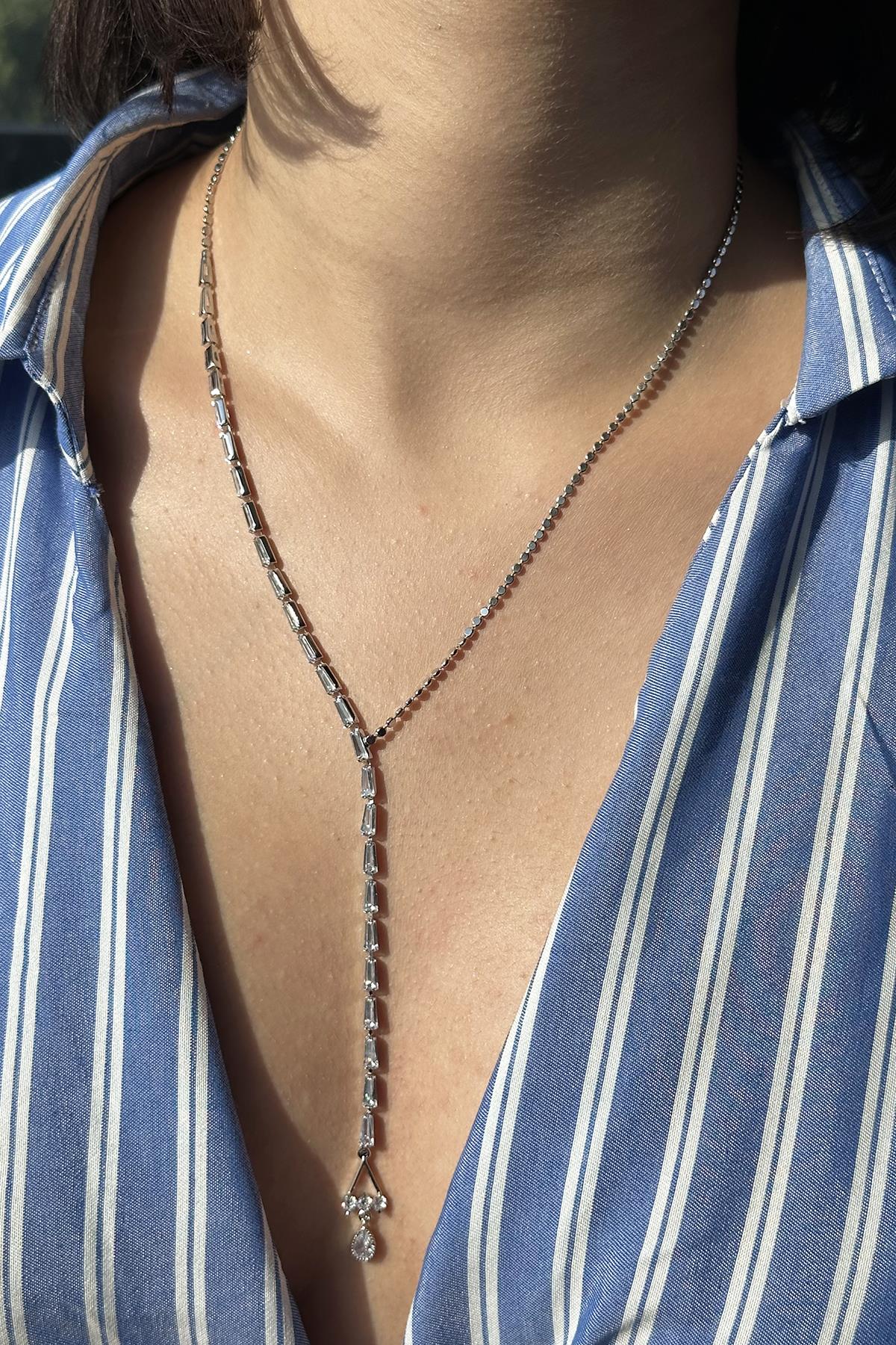 Gümüş Renk Taş Detaylı Y Kolye