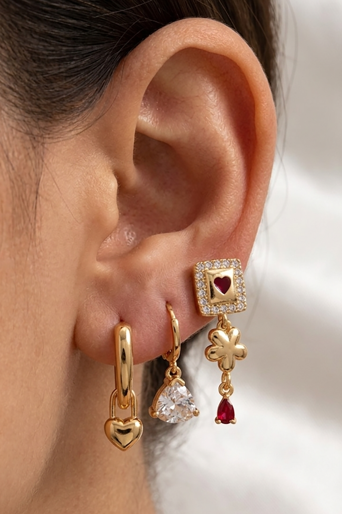 Altın Renk Kalp Figürlü Taş Detaylı 3'lü YSX Küpe Set