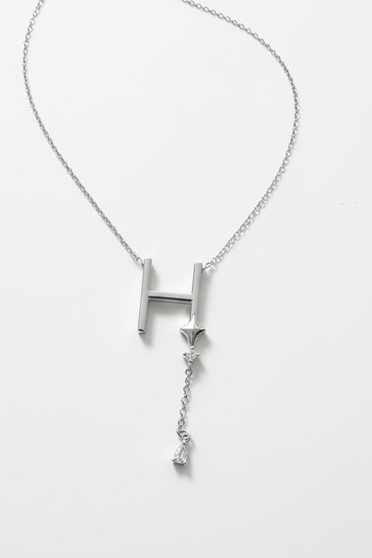 Gümüş Renk H Harfli Taş Detaylı Çelik Kolye