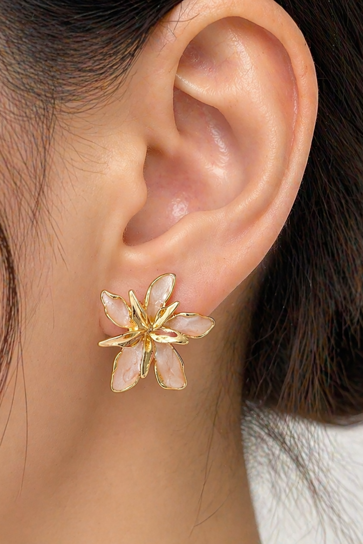 Altın Renk Çiçek Figürlü Küpe (Çift)