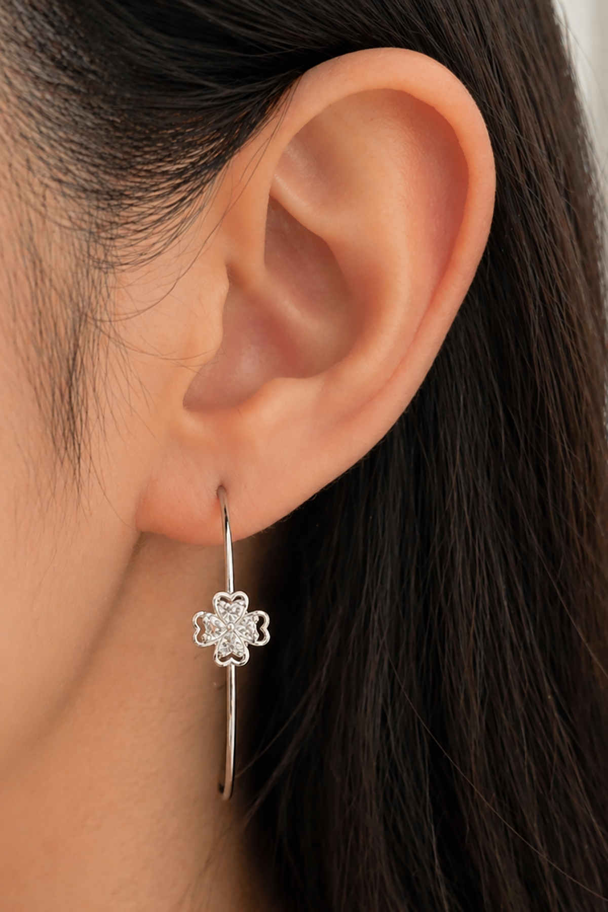 Gümüş Renk Çiçek Figürlü Taş Detaylı 14K Altın Kaplama Halka Küpe (Çift)