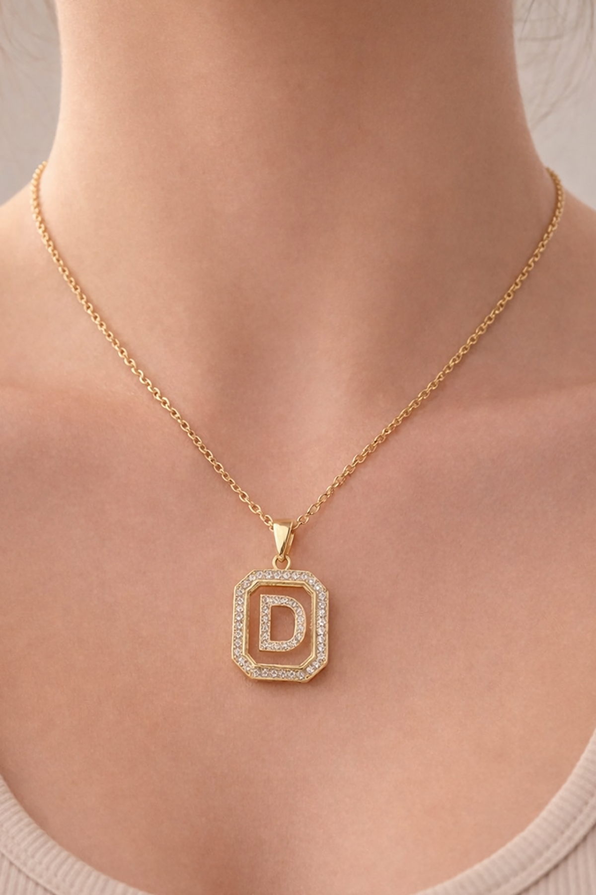 Altın Renk D Harf Taş Detaylı Çelik Kolye