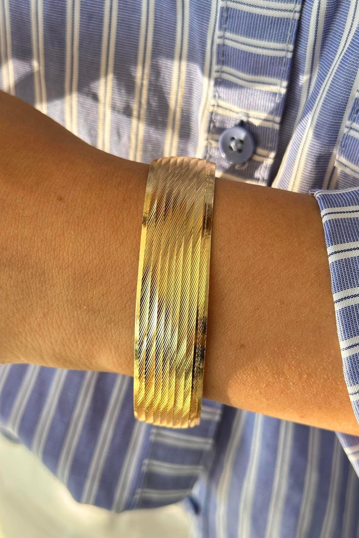 Altın Renk Çizgi Detaylı Bilezik