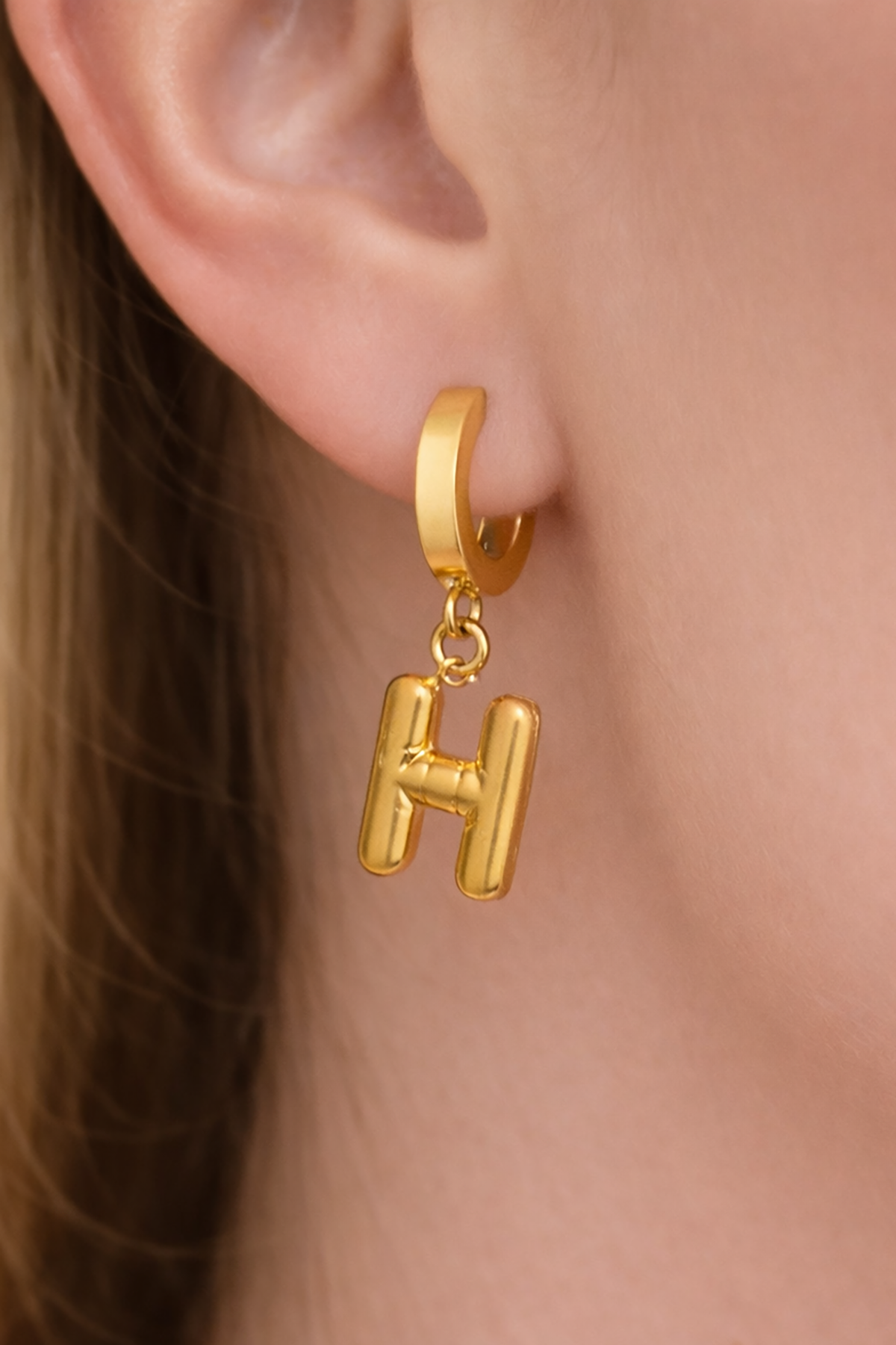 Altın Renk H Harf Çelik Küpe (Çift)