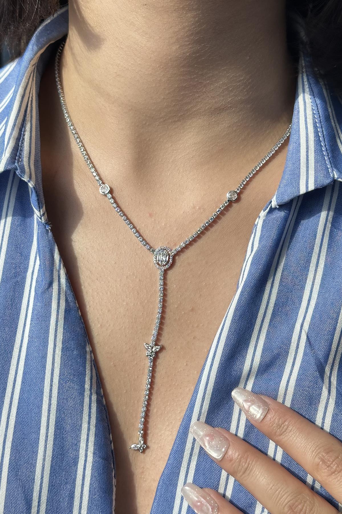 Gümüş Renk Taş Detaylı Y Kolye