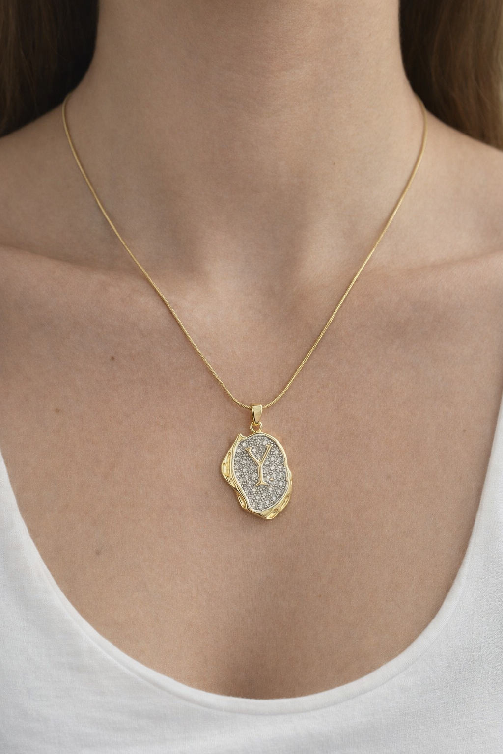 Altın Renk Y Harf Taş Detaylı Çelik Kolye