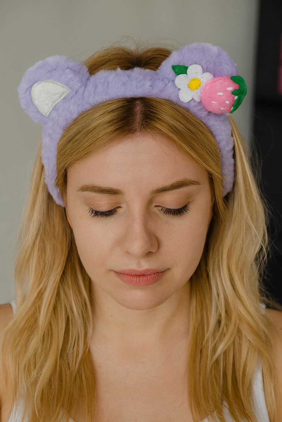 Lila Renk Çiçek Ve Çilek Figürlü Kulak Detaylı Peluş Saç Bandı