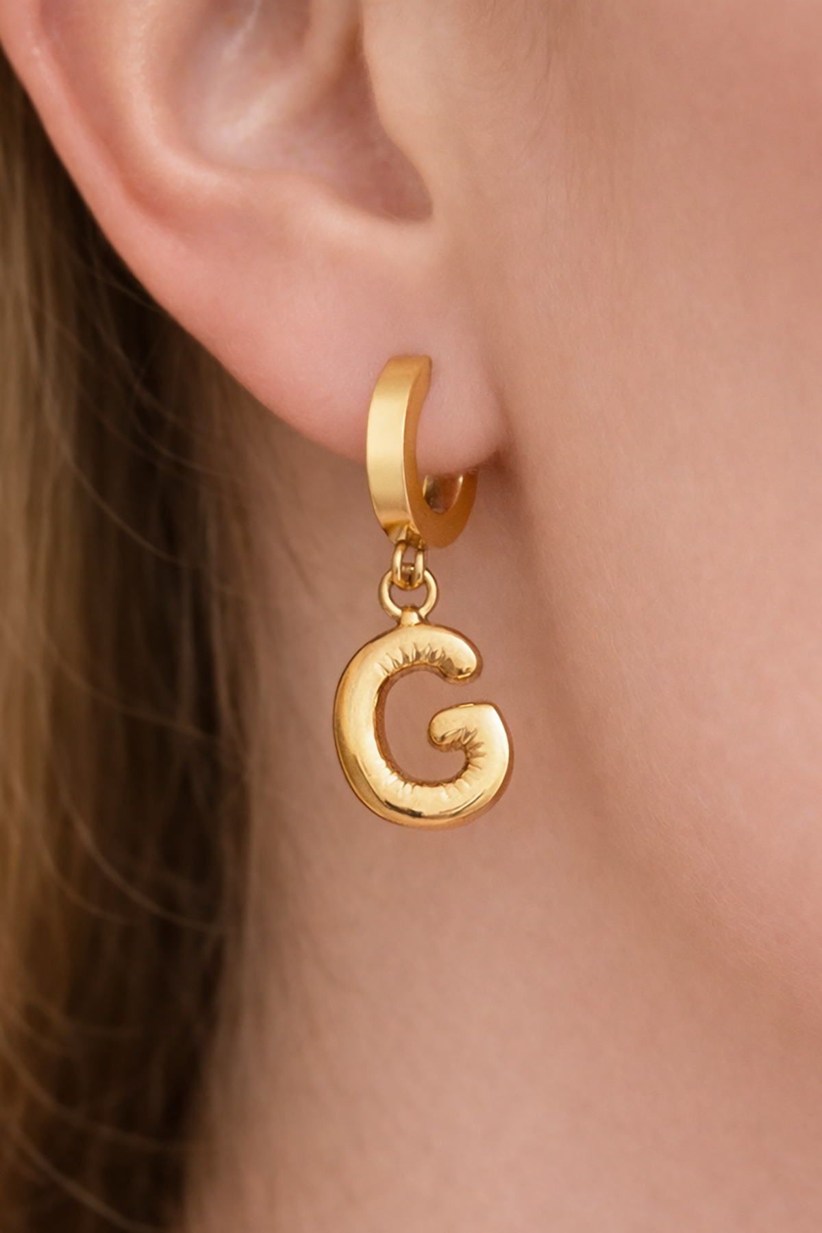 Altın Renk G Harf Çelik Küpe (Çift)