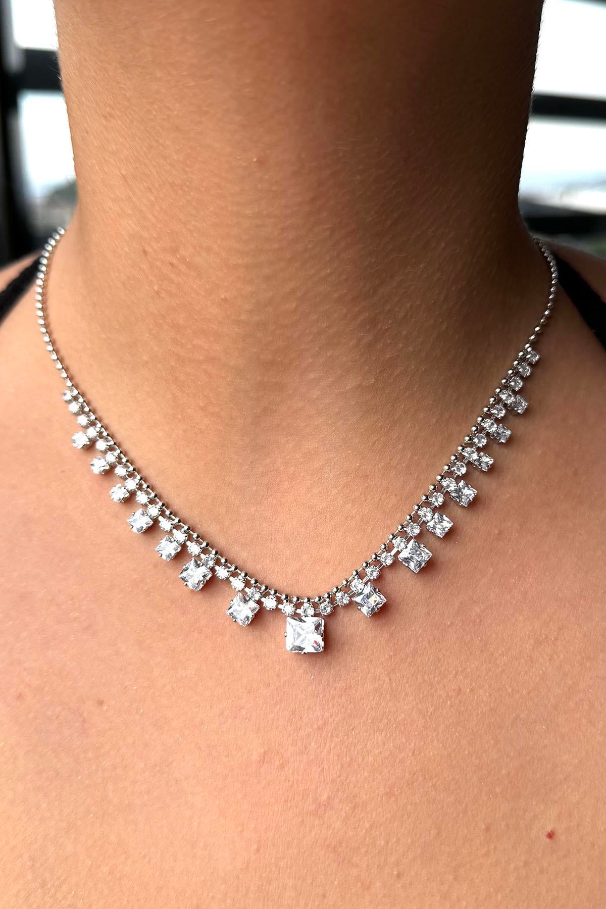 Gümüş Renk Taş Detaylı Kolye