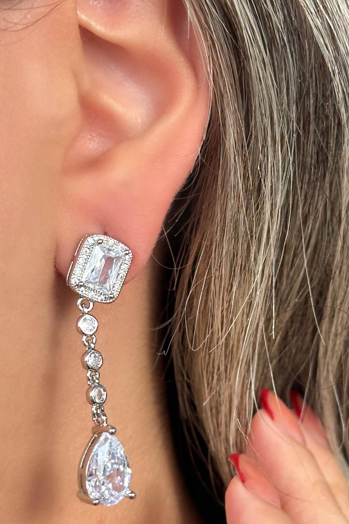 Gümüş Renk Taş Detaylı Sallantılı Küpe (Çift)