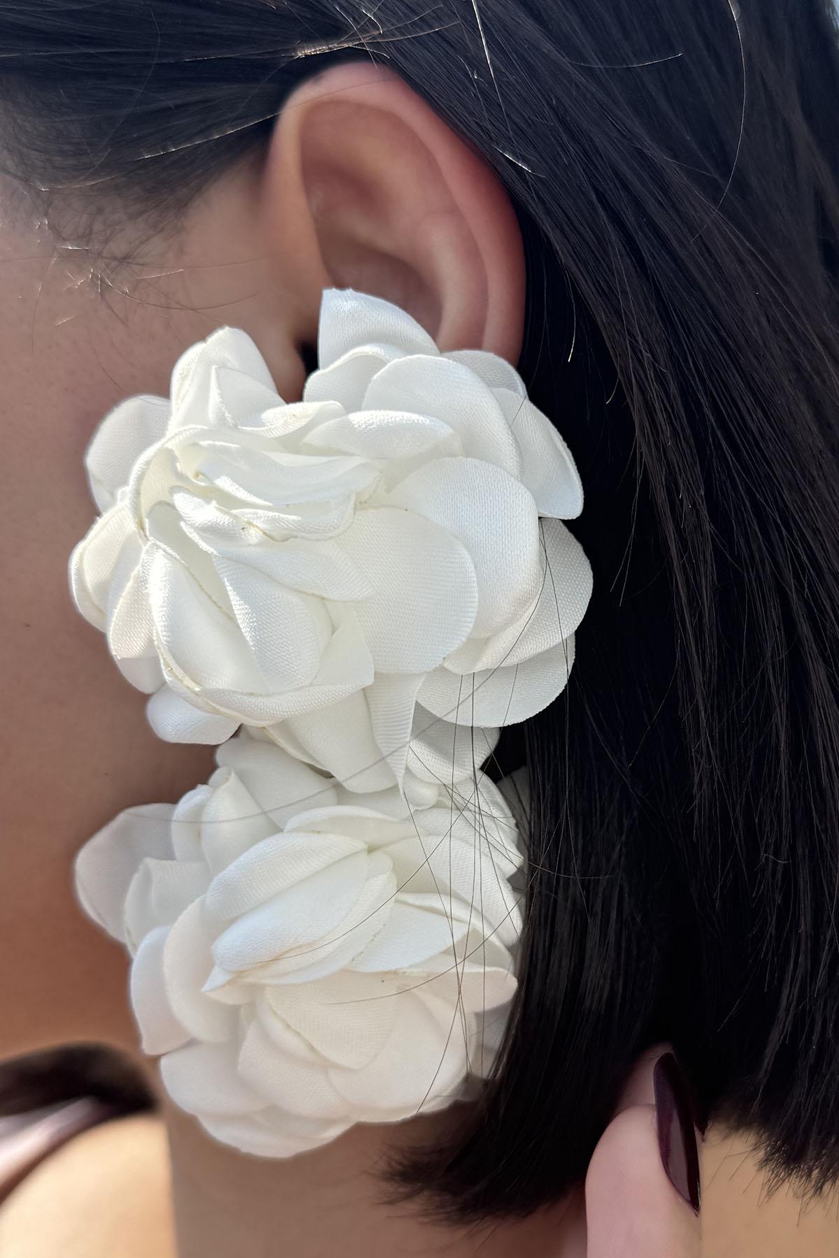 Beyaz Renk Çiçek Figürlü Küpe (Çift)