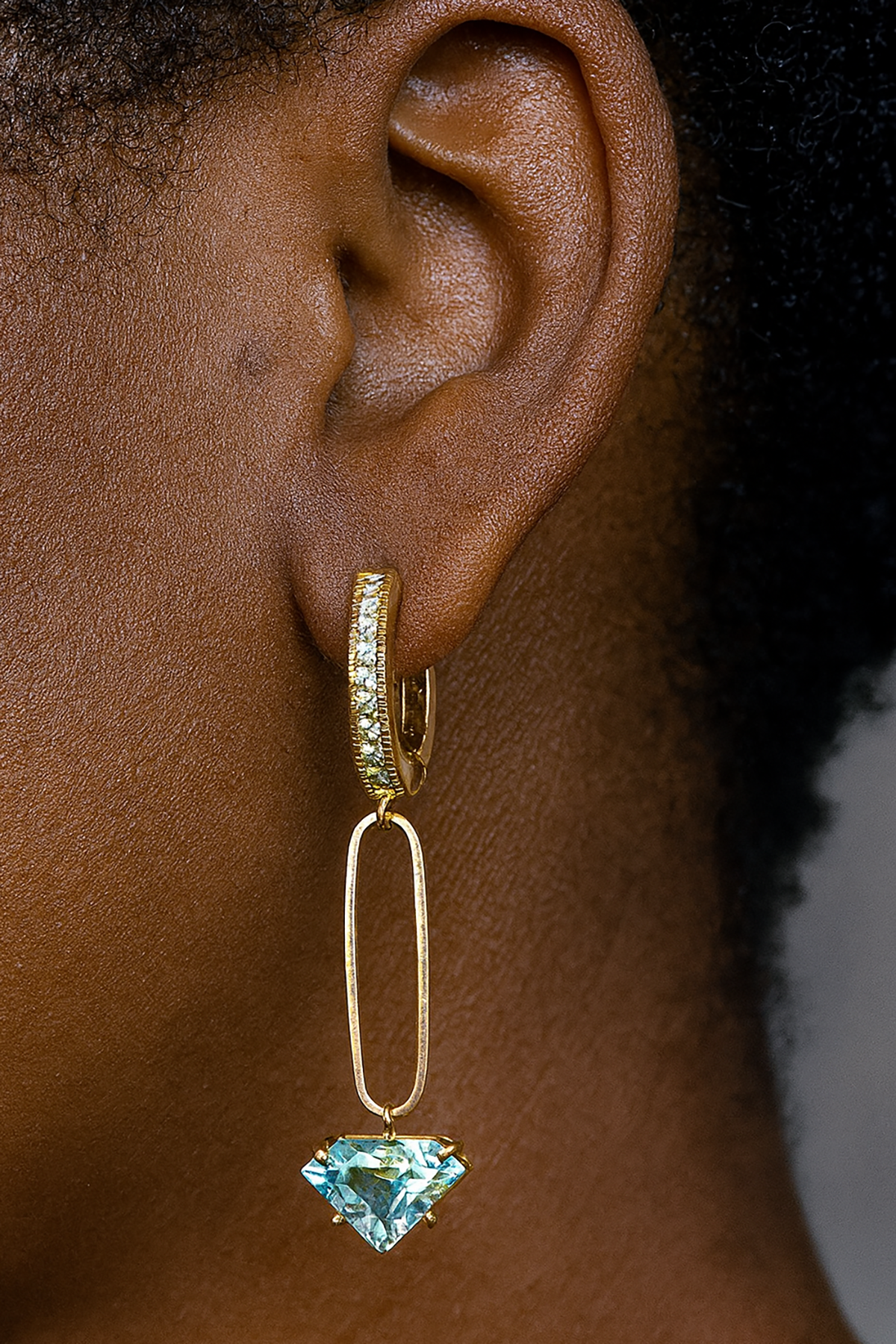 Altın Renk Taş Detaylı Çelik Küpe (Çift)