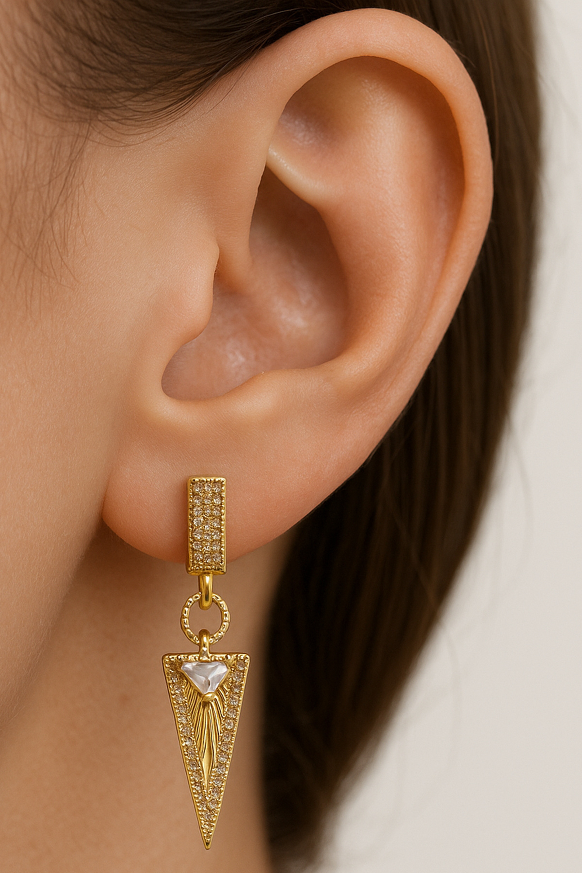 Altın Renk Üçgen Figürlü Taş Detaylı 14K Altın Kaplama TX Küpe (Çift)