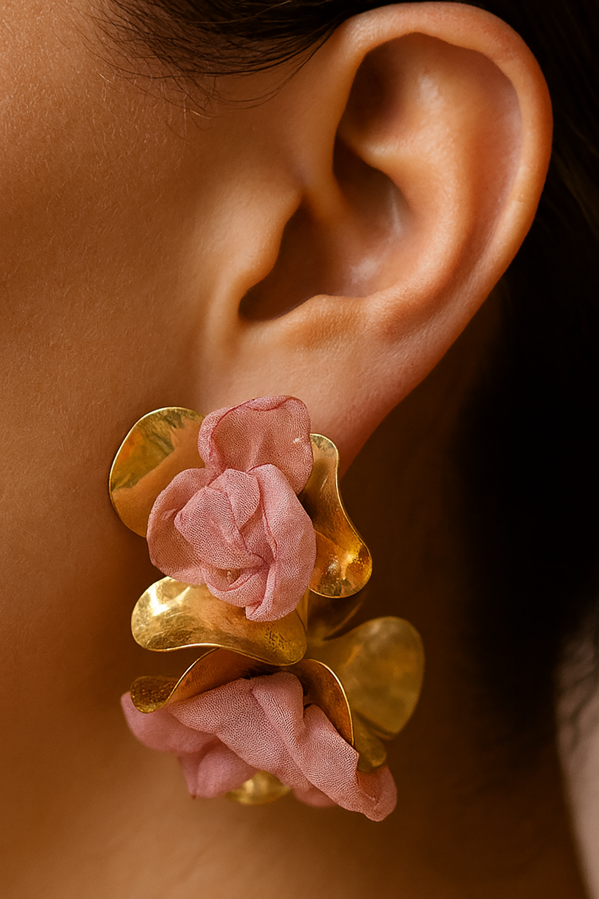 Altın Renk Pembe Çiçek Figürlü Küpe (Çift)