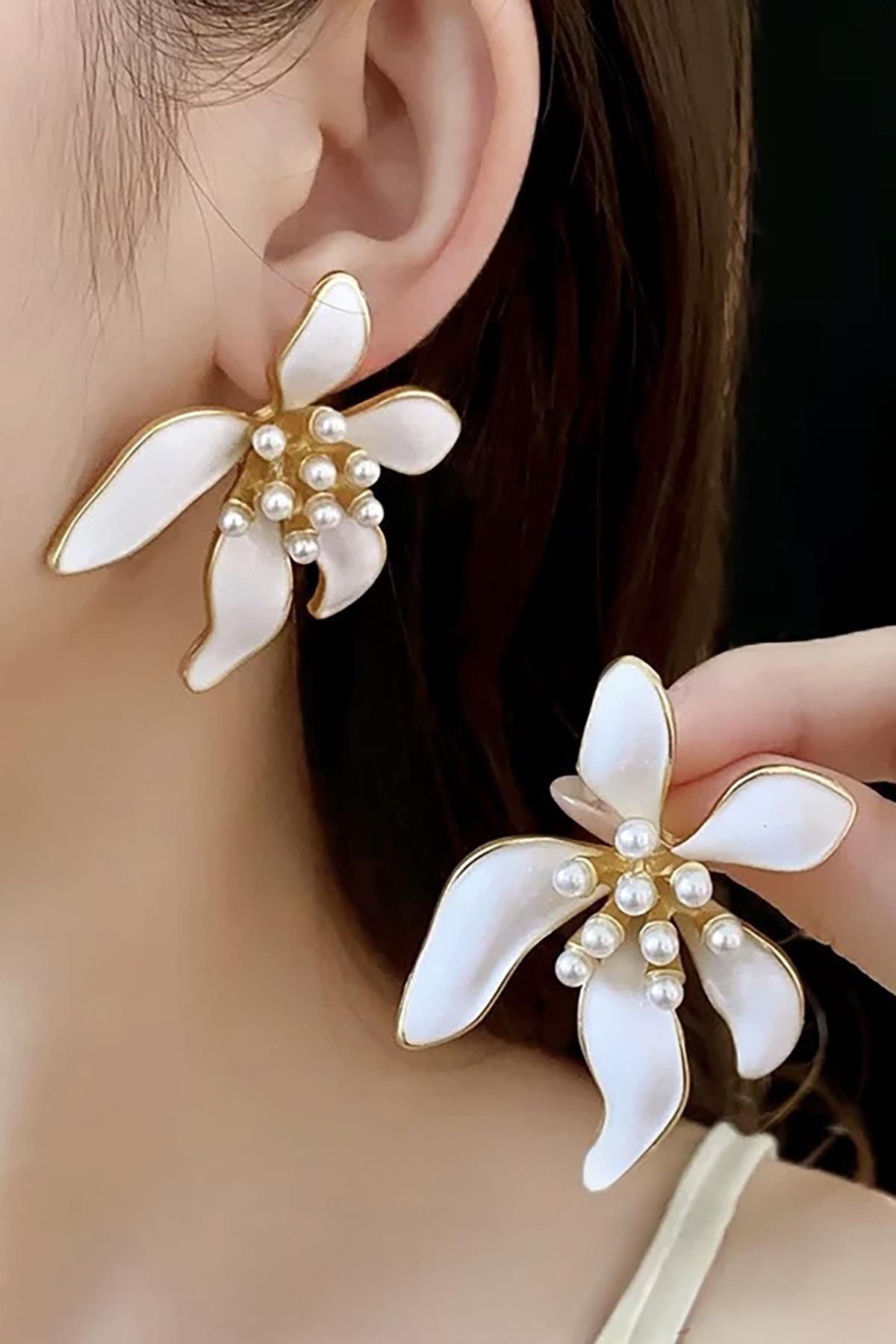 Altın Renk Beyaz Çiçek Figürlü Küpe (Çift)