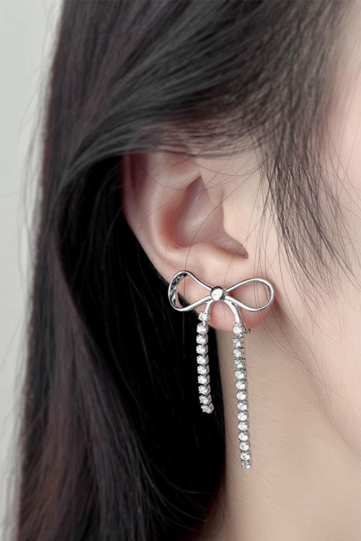 Gümüş Renk Kurdele Figürlü Taş Detaylı Küpe (Çift)