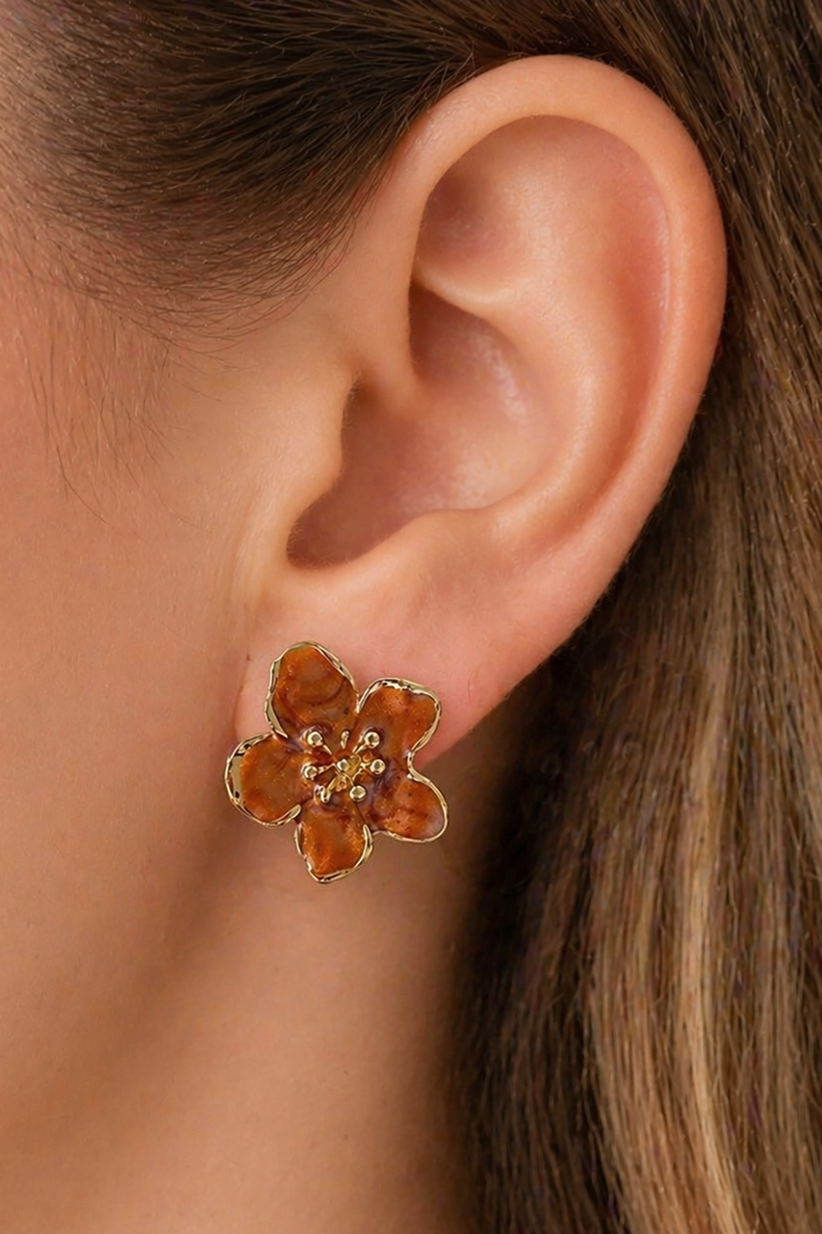 Açık Kahve Renk Çiçek Figürlü Küpe (Çift)