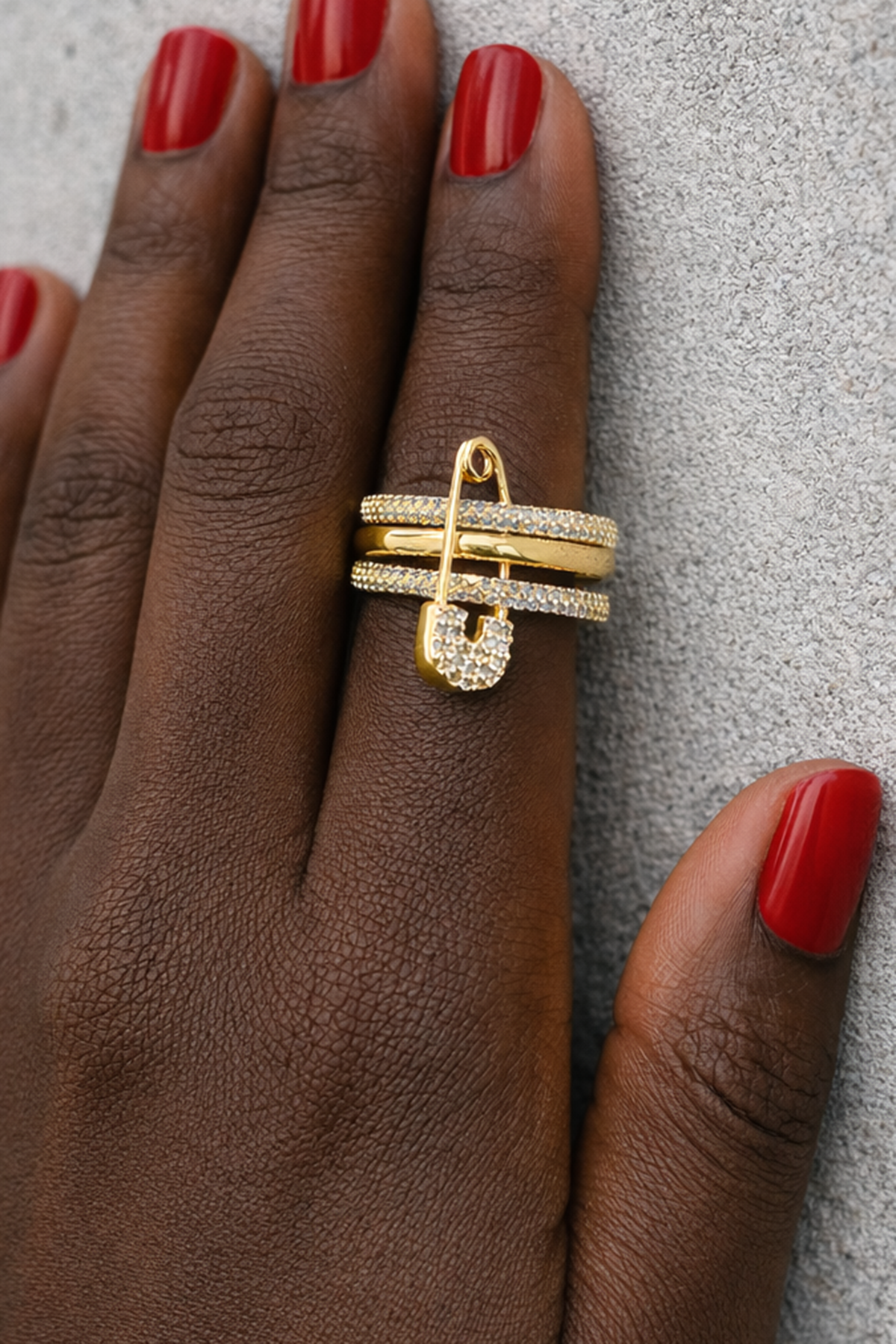 Altın Renk Kilitli İğne Detaylı Eklem Yüzük