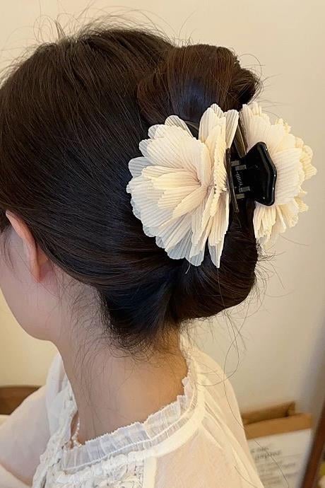 Beyaz Renk Çiçek Figürlü Mandal Toka